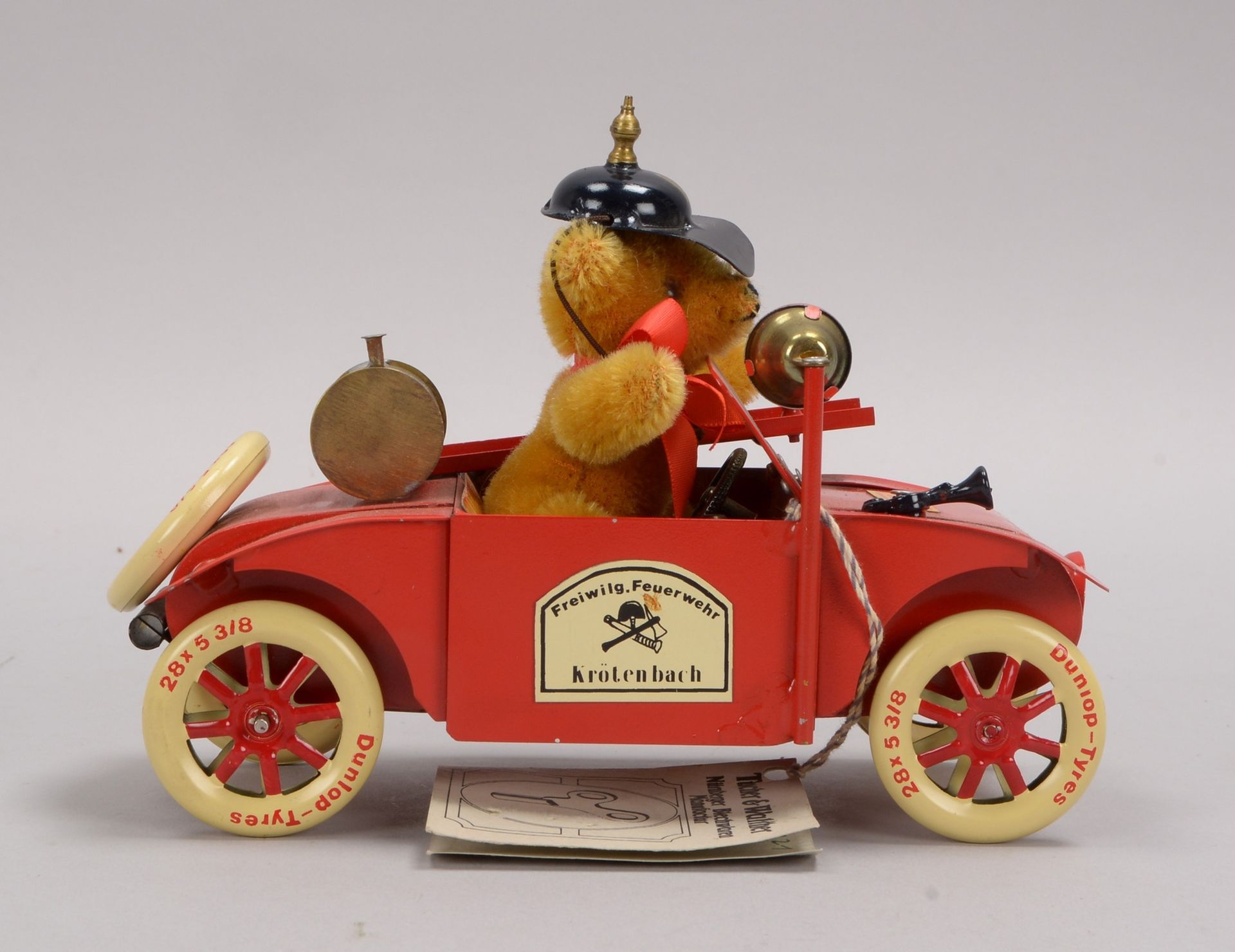 Blechspielzeug, Tucher & Walther, 'Feuerwehrauto', mit 'Feuerwehrteddy'