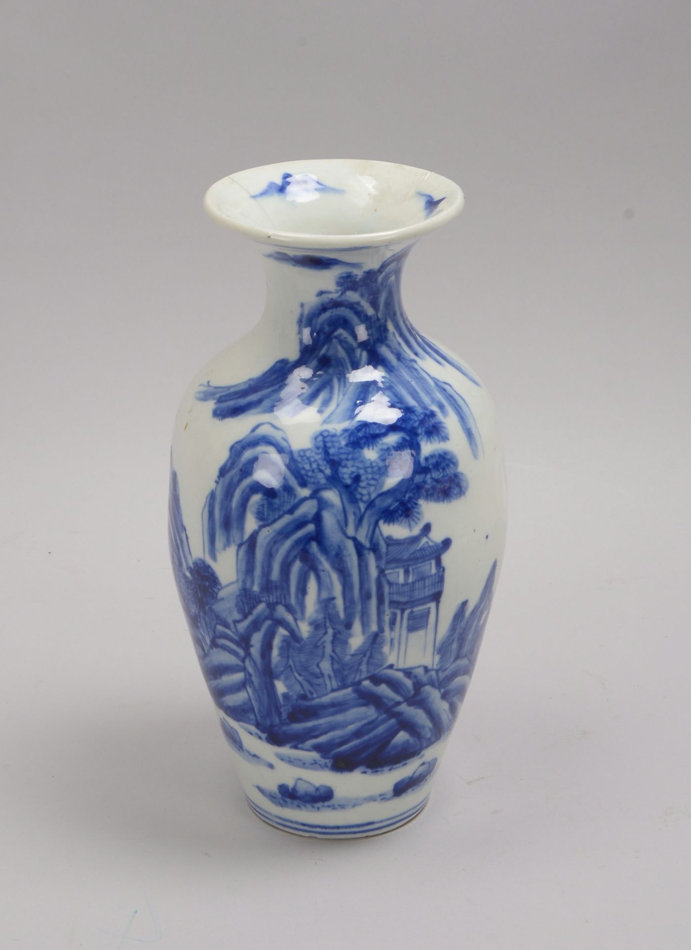 Porz.-Vase (Japan, 20. Jh.), Unterglasurmalerei in Blau ('Landschaftsmotiv') - Bild 2 aus 2