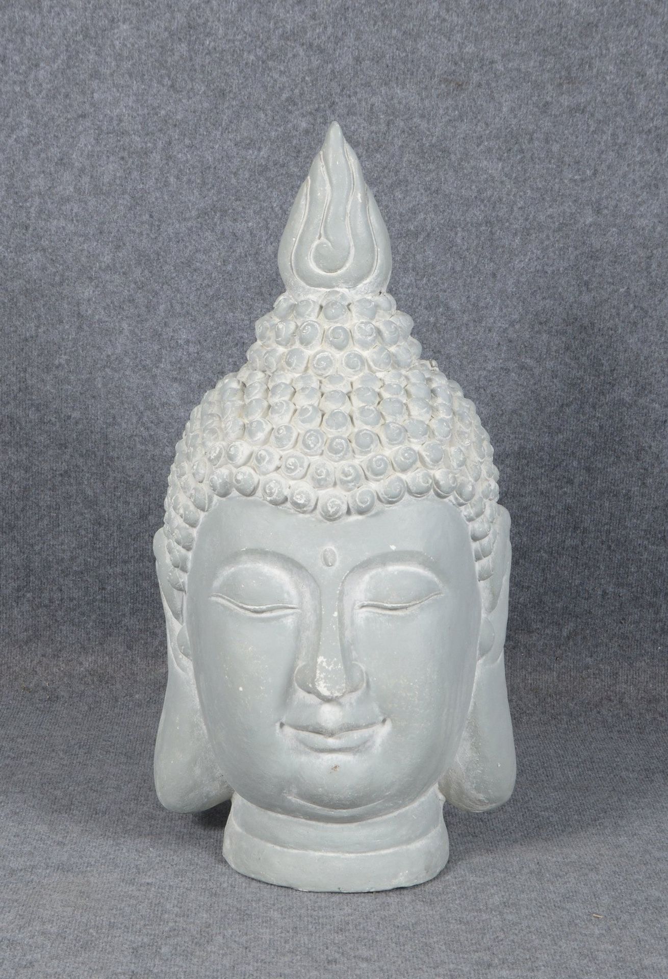 Kunststein-Figur (wie Pos. 7134), gr. &#039;Buddhakopf&#039;, Polyresin, Farbe Antikgrau