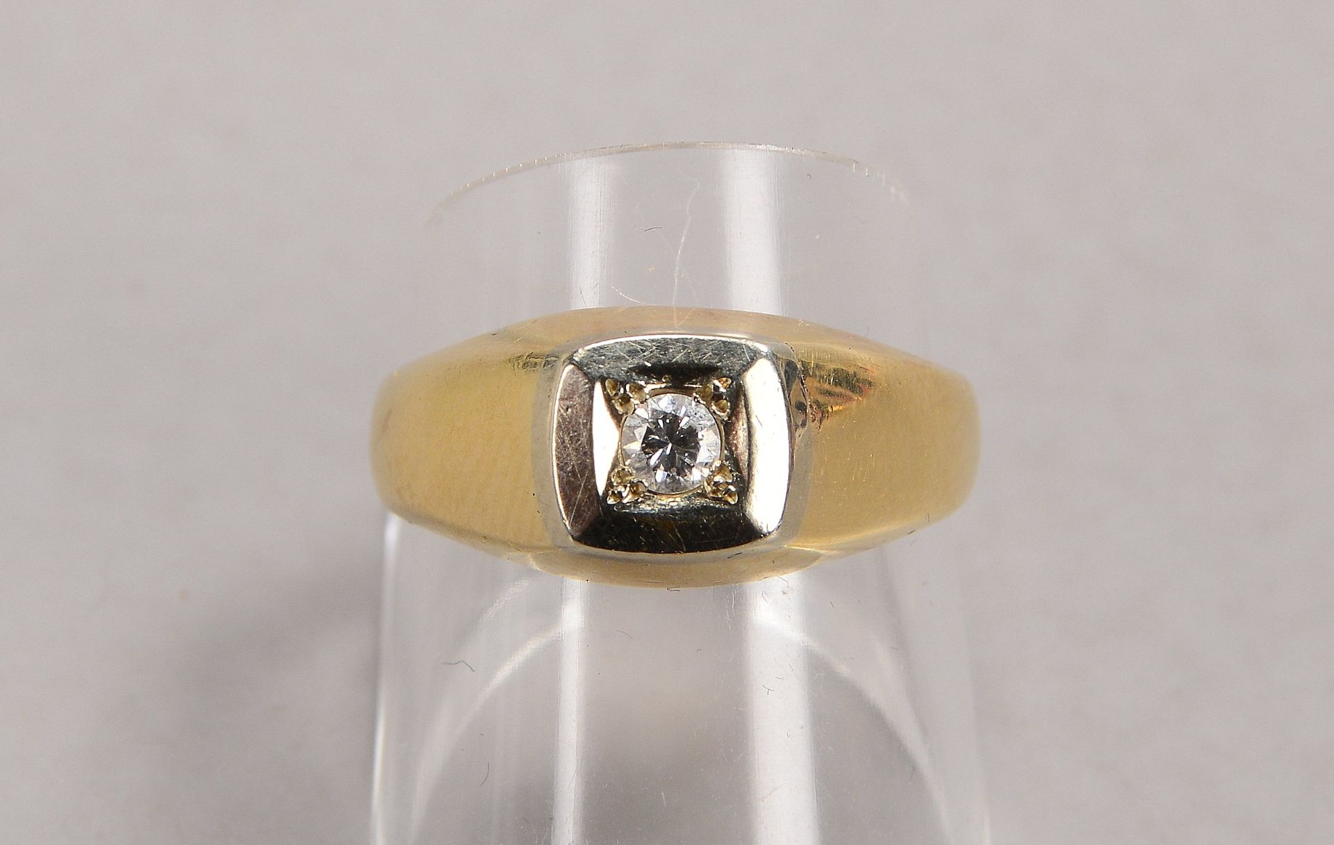 Ring, 585 GG (gestempelt), besetzt mit einzelnem kleinem Brillant von ca. 0,10 ct; RG 57