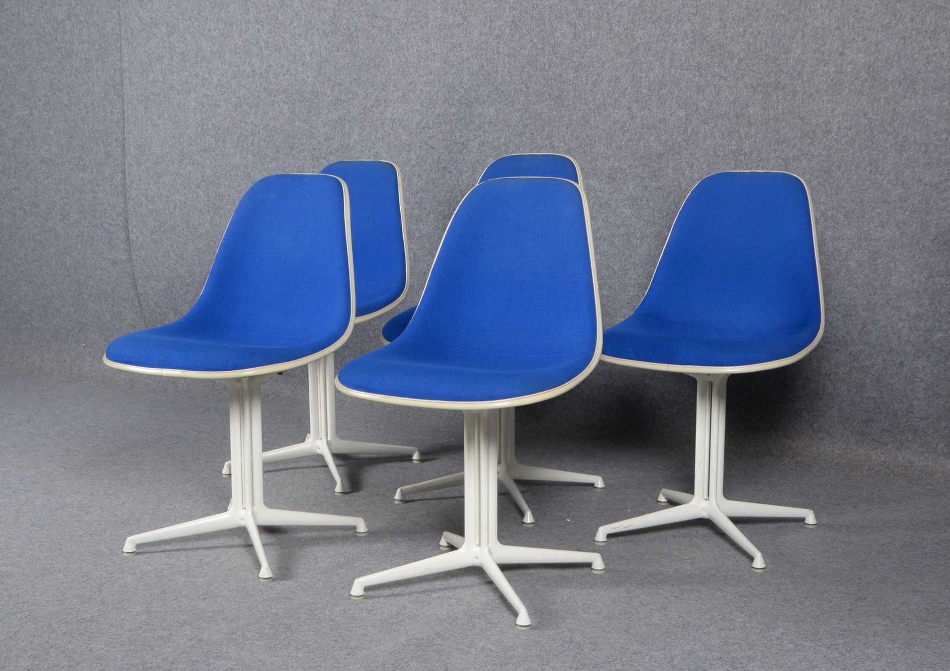 Herman Miller, 5x Designer-St&uuml;hle, &#039;La Fonda&#039;, Fiberglas/blauer Stoffbezug, wei&szlig - Image 2 of 2