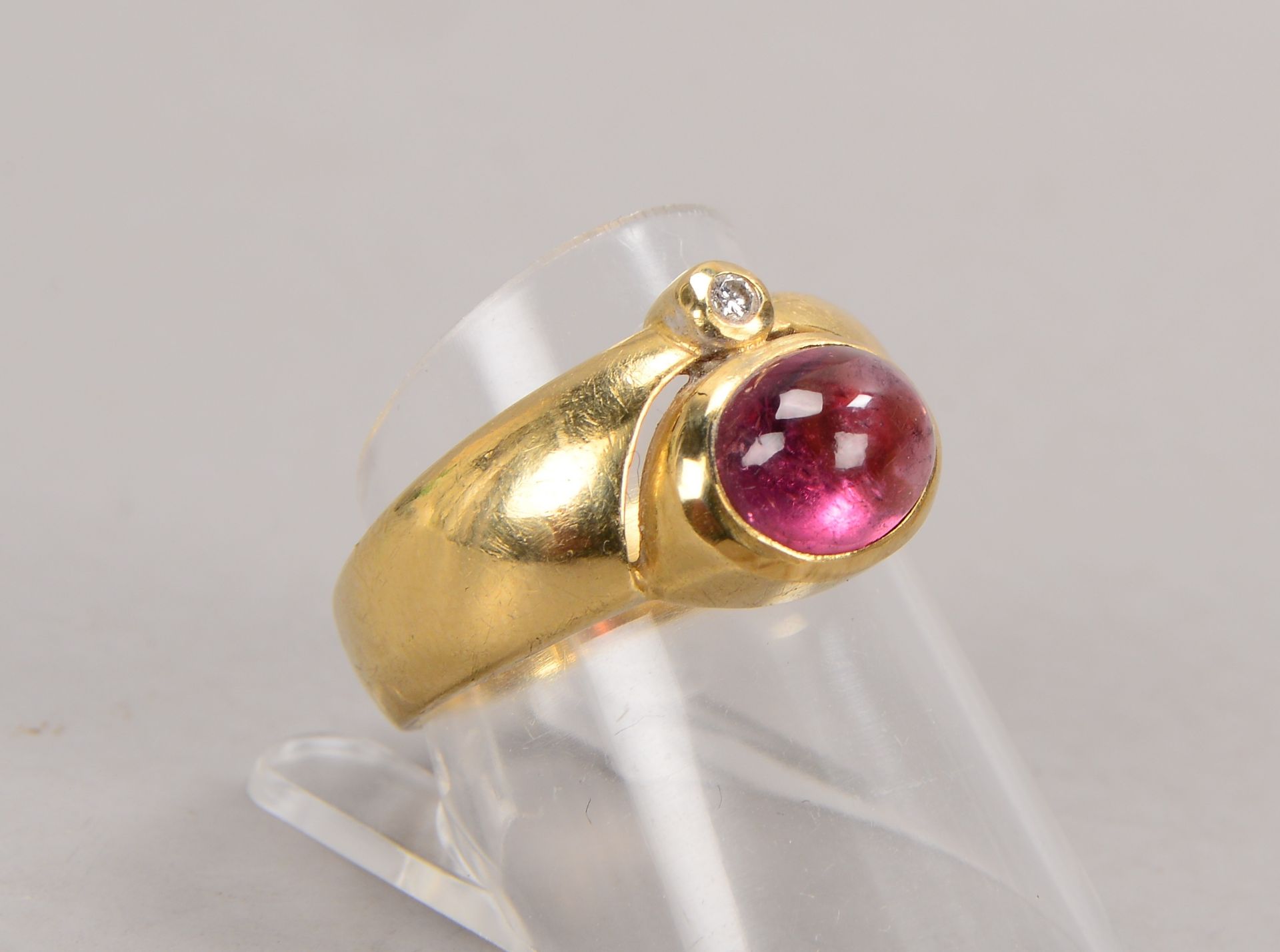 Ring, 585 GG (gestempelt), besetzt mit einzelnem Turmalin, Farbe Rosa, sowie mit kleinem Diamant