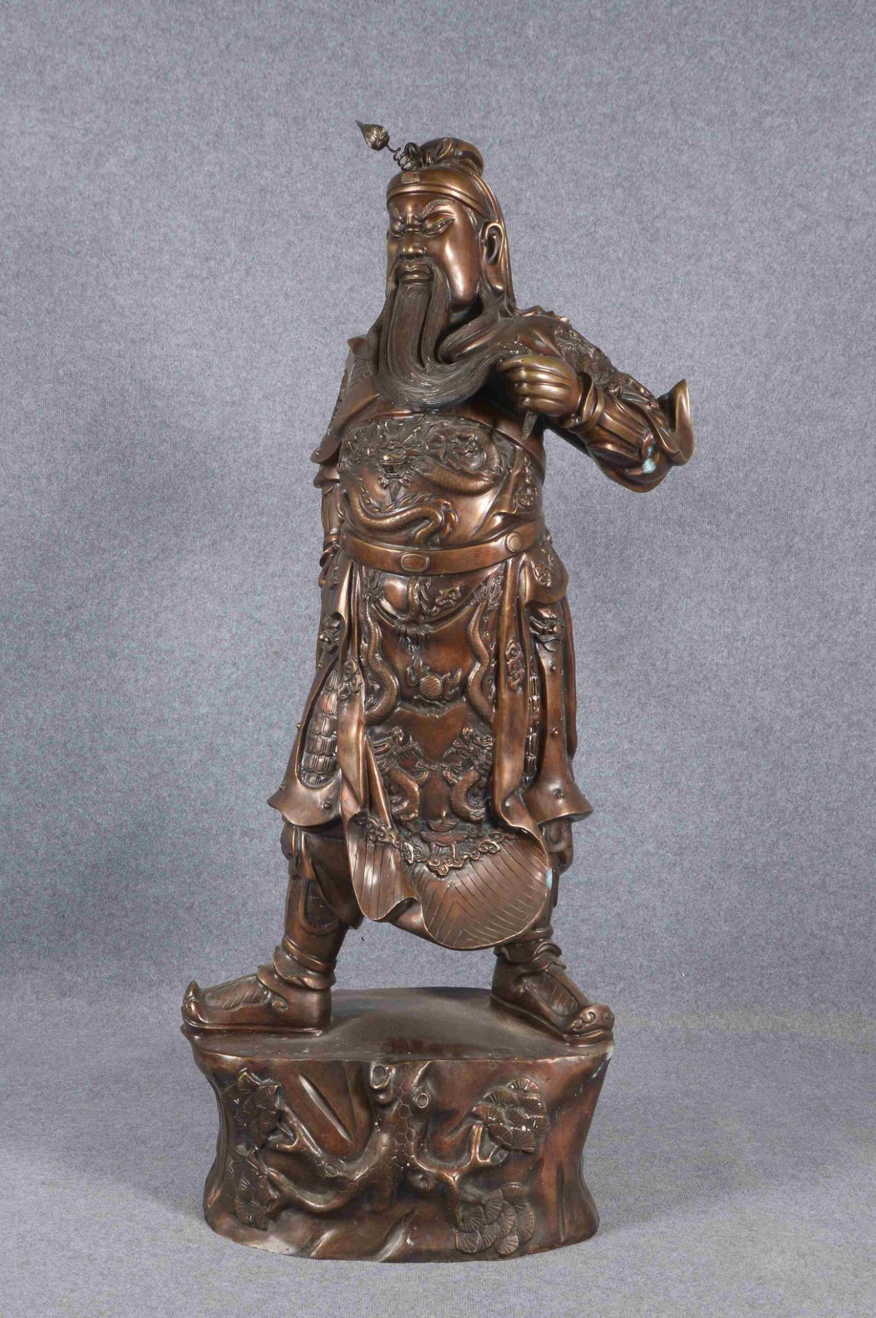 Große Bronzeskulptur (China), 'Tempelwächter/Buddha', Gewand mit Reliefdekor, Figur auf Sockel - Lan