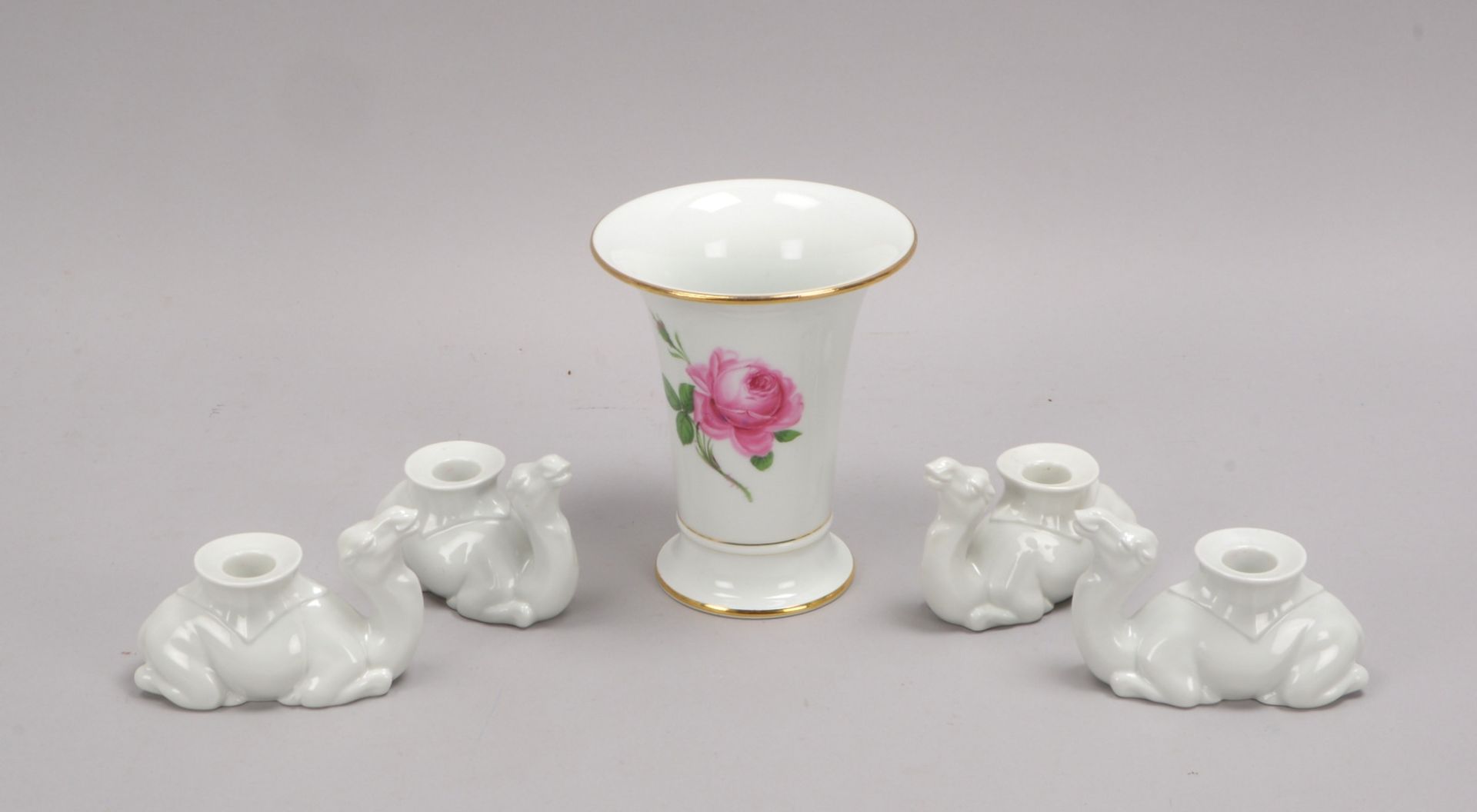 Meissen (2-gestrichen), Trichtervase mit Rosendekor, und 4x figürl. Leuchter 'Kamel'