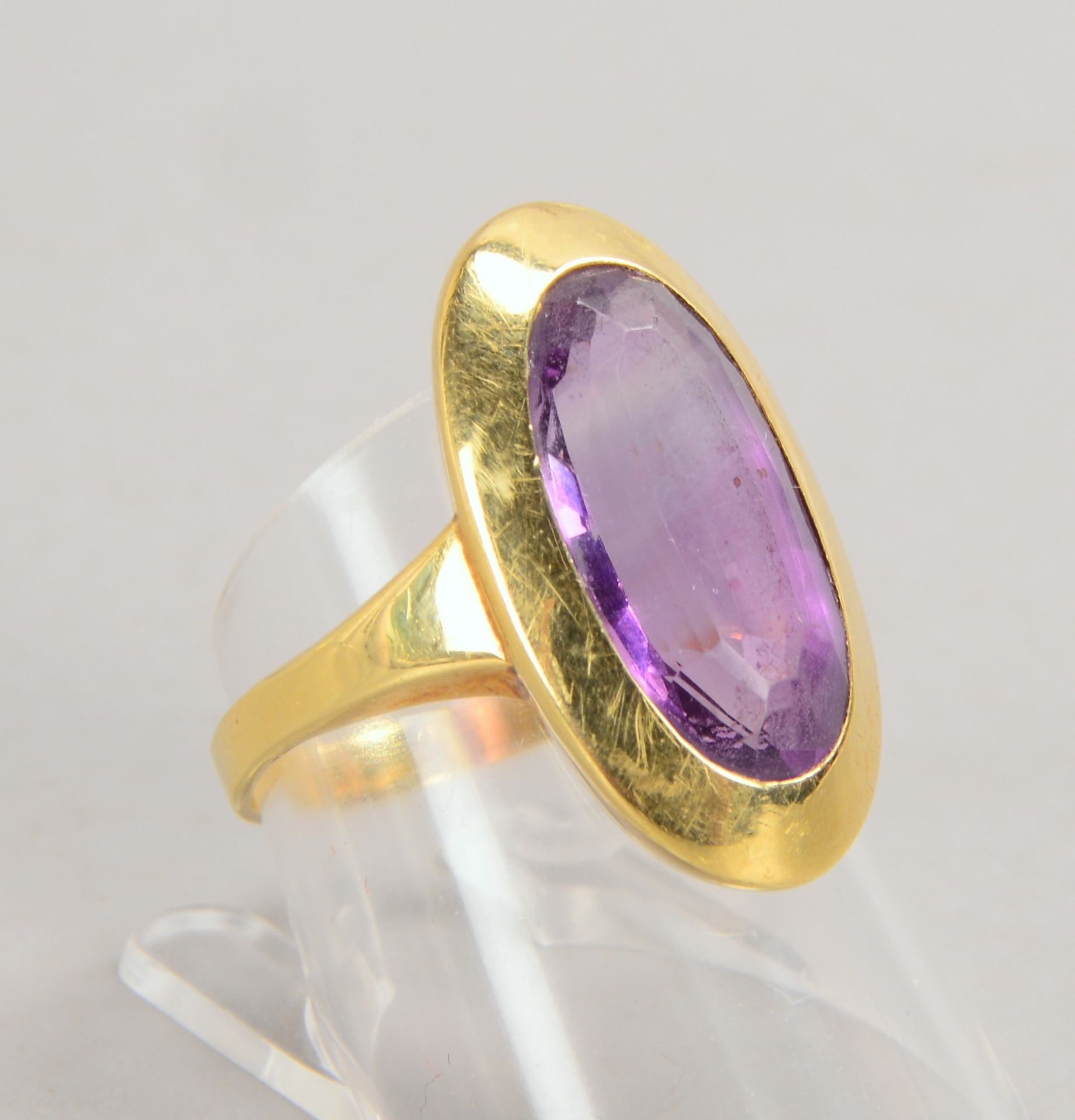 Ring, 585 GG (gestempelt), besetzt mit einzelnem Amethyst, facettierter Stein im Ovalschliff; RG 59,