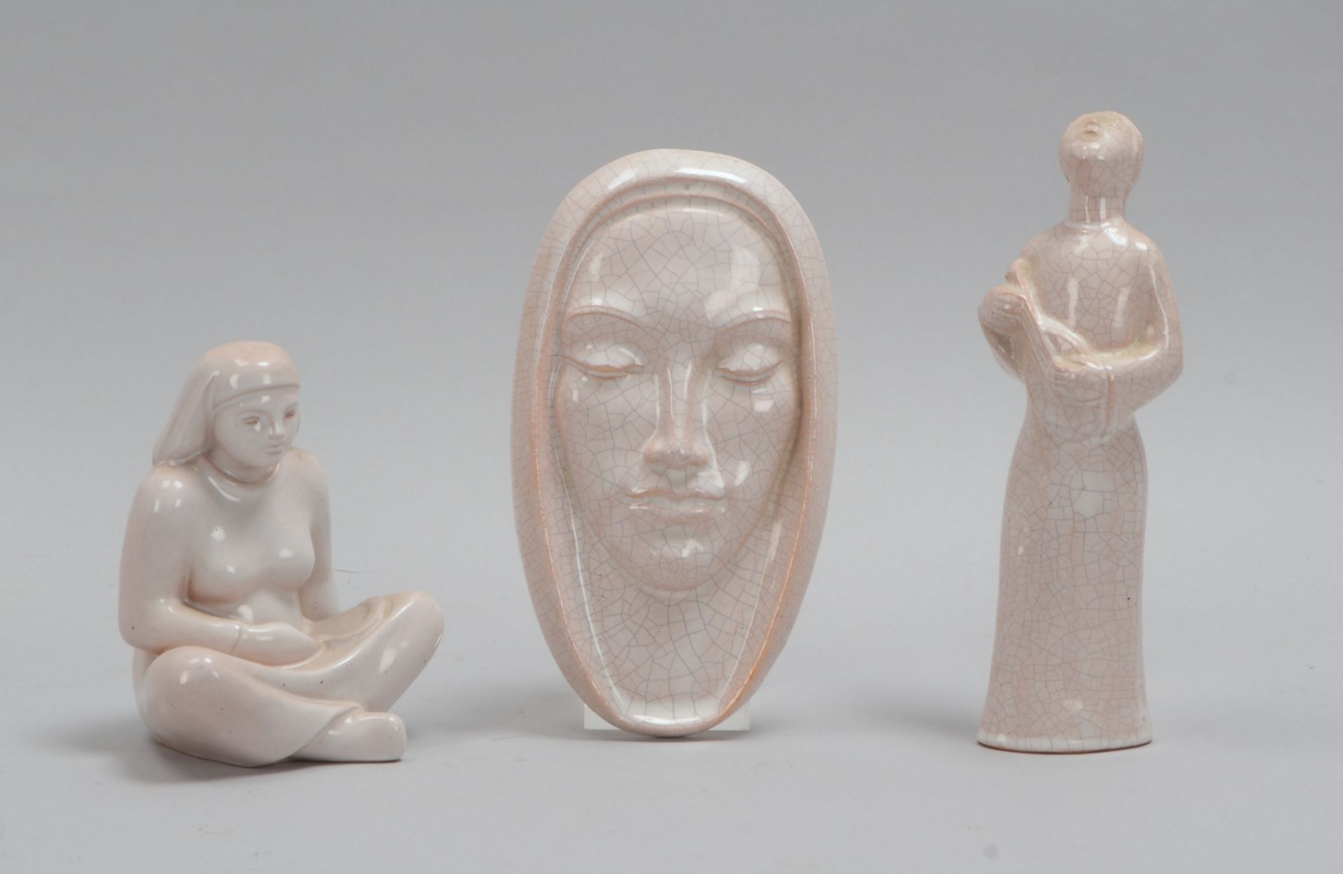 3x Künstlerkeramiken: 'Sitzende', 'Frau mit Mandoline', 'Kopf-Relief'; Höhe 14 - 22 cm 