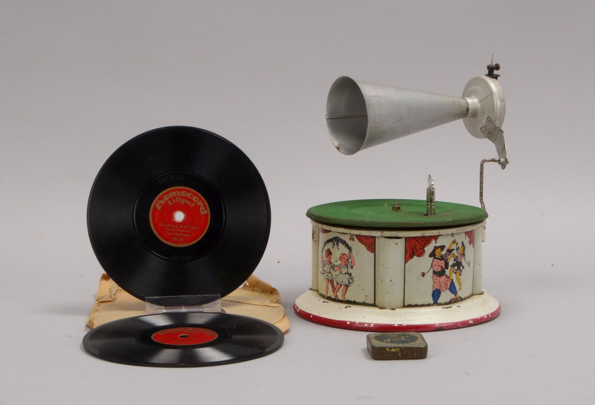 Kinder-/Spielzeug-Grammofon (1920er Jahre), &#039;Bing&#039;, mit Trichter, Schl&uuml;sselaufzug