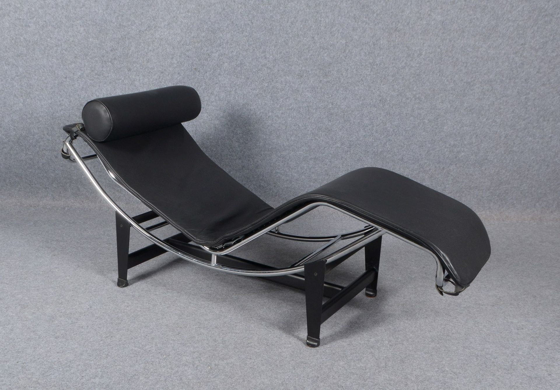 Designer-Chaiselongue (&#039;LC4&#039;-Replik), Lederauflage in Schwarz, auf Gestell