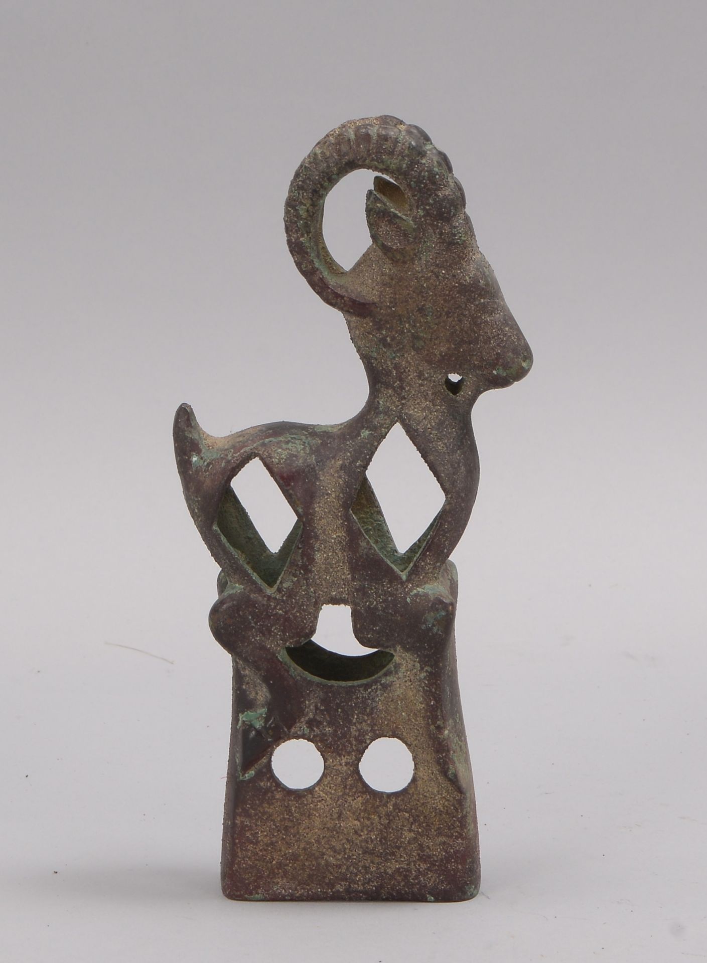 Bronzeskulptur (islamisch), wohl fig&uuml;rliche Applikation, &#039;Widder&#039; - Image 2 of 2