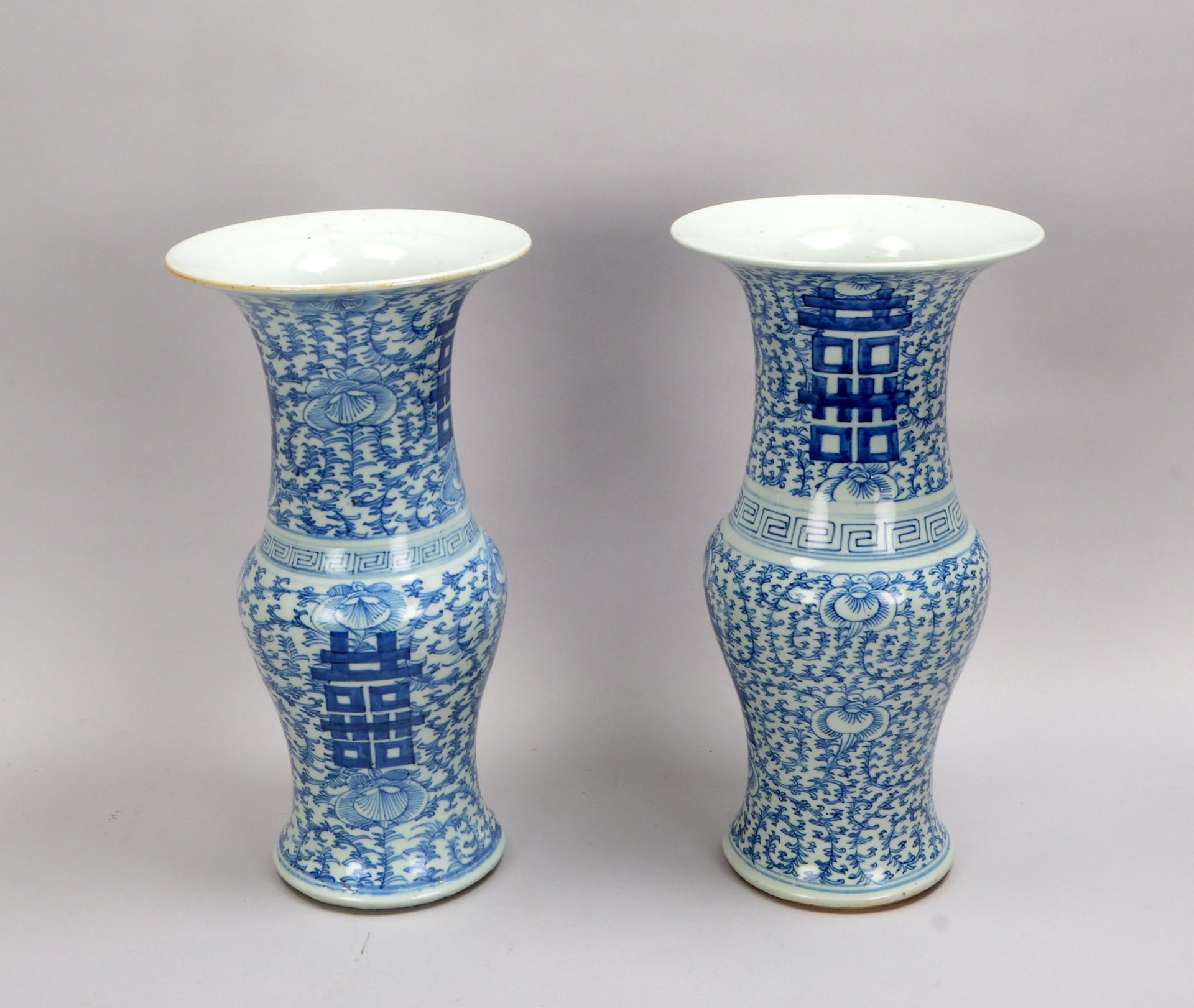 Paar Porz.-Vasen (4-Zeichen-Marke), Unterglasurbemalung in Blau/Gl&uuml;ckssymbole - Image 2 of 3