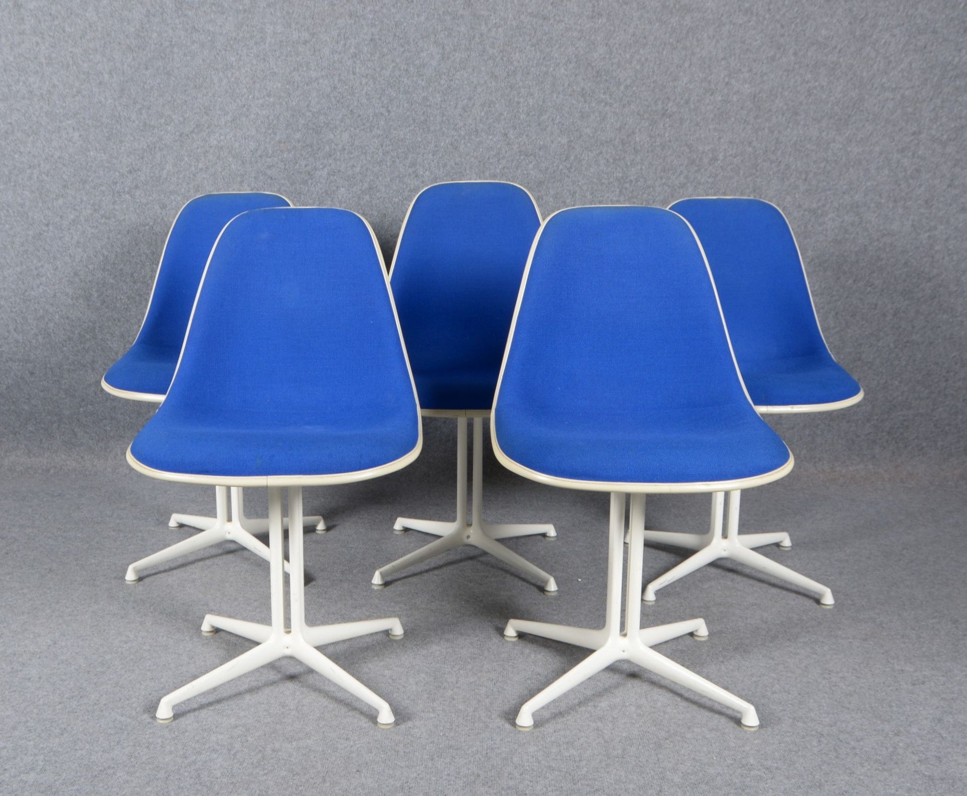 Herman Miller, 5x Designer-St&uuml;hle, &#039;La Fonda&#039;, Fiberglas/blauer Stoffbezug, wei&szlig