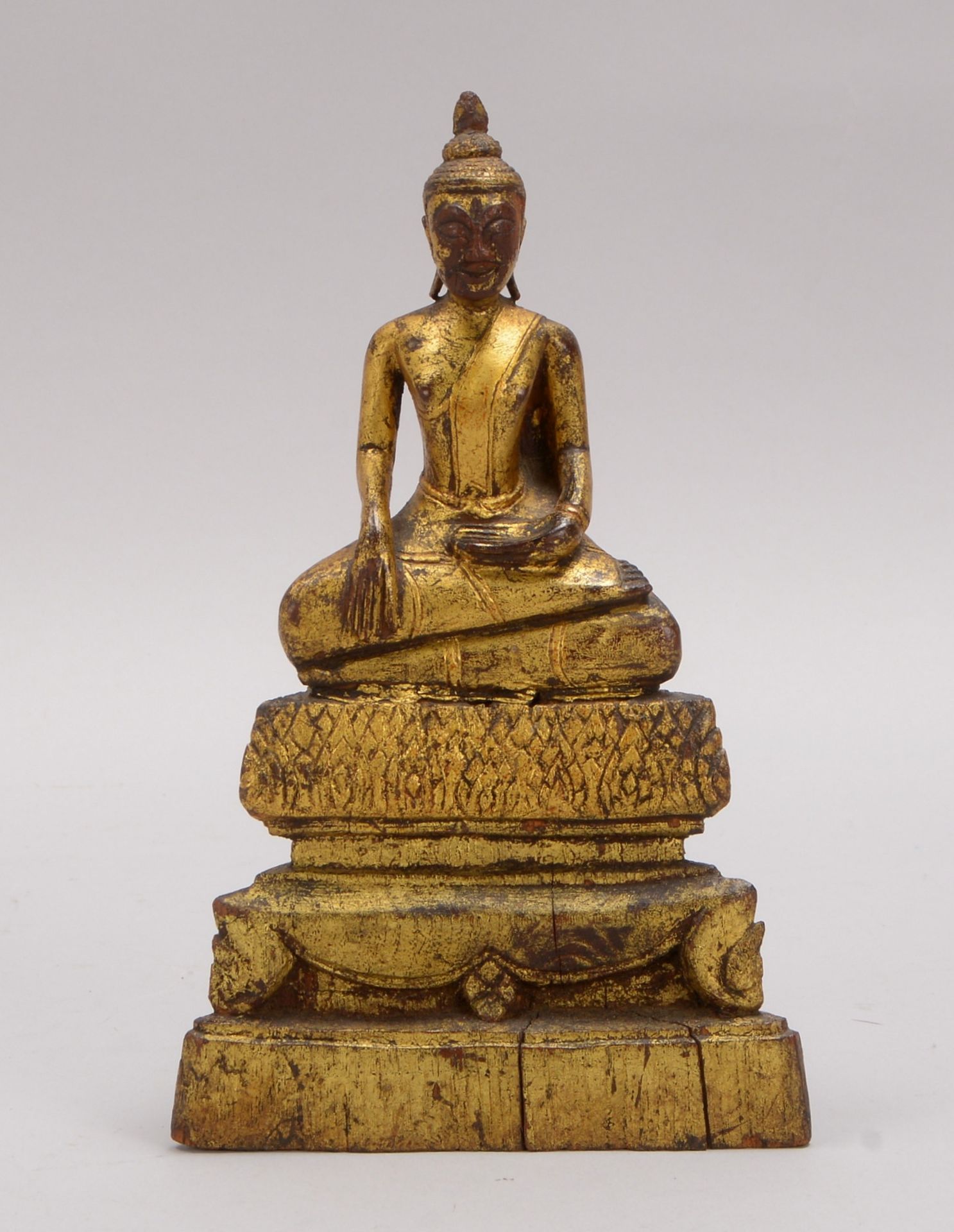 Holzskulptur (wohl Thailand), 'Sitzender Buddha', Figur vergoldet, auf Holzsockel