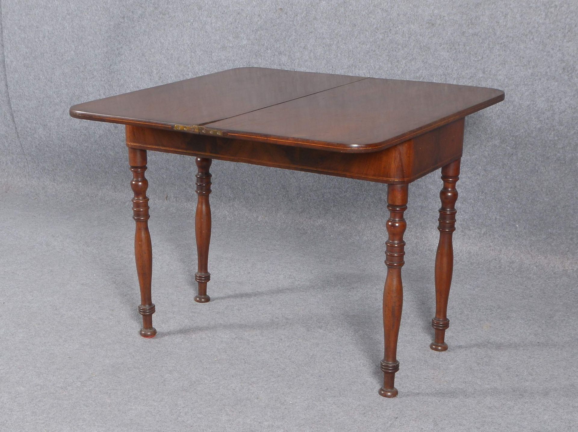 Spieltisch (England), antik, Mahagoni, Platte aufklappbar/drehbar; H&ouml;he 70 cm, Ma&szlig;e 86 x - Image 3 of 3