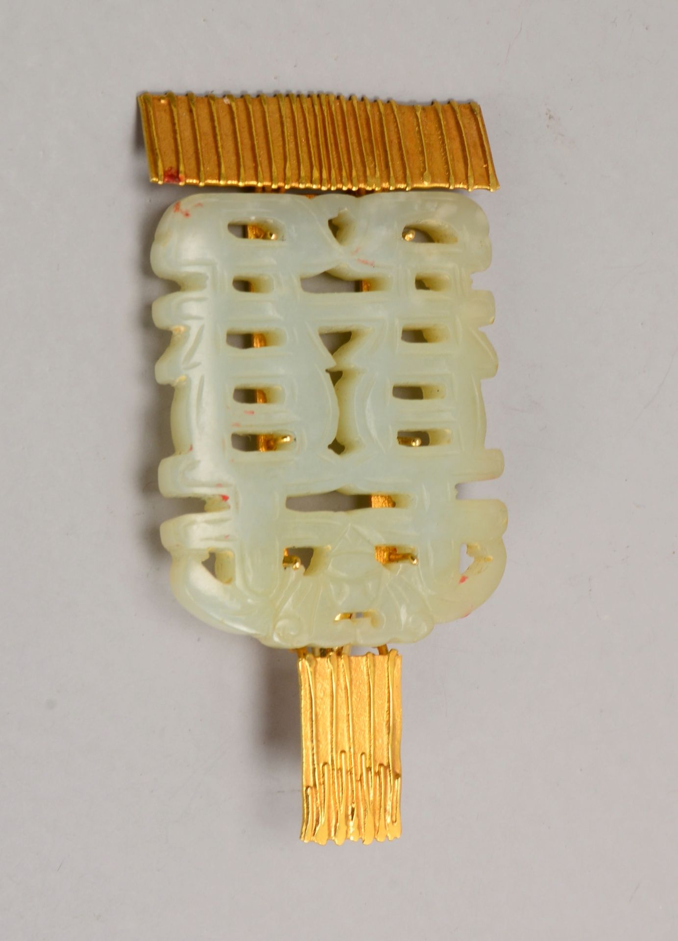 Brosche/Anhänger, 585 GG (gest.), mit chinesis. Jade-Amulett; Maße 8,4 x 4 cm