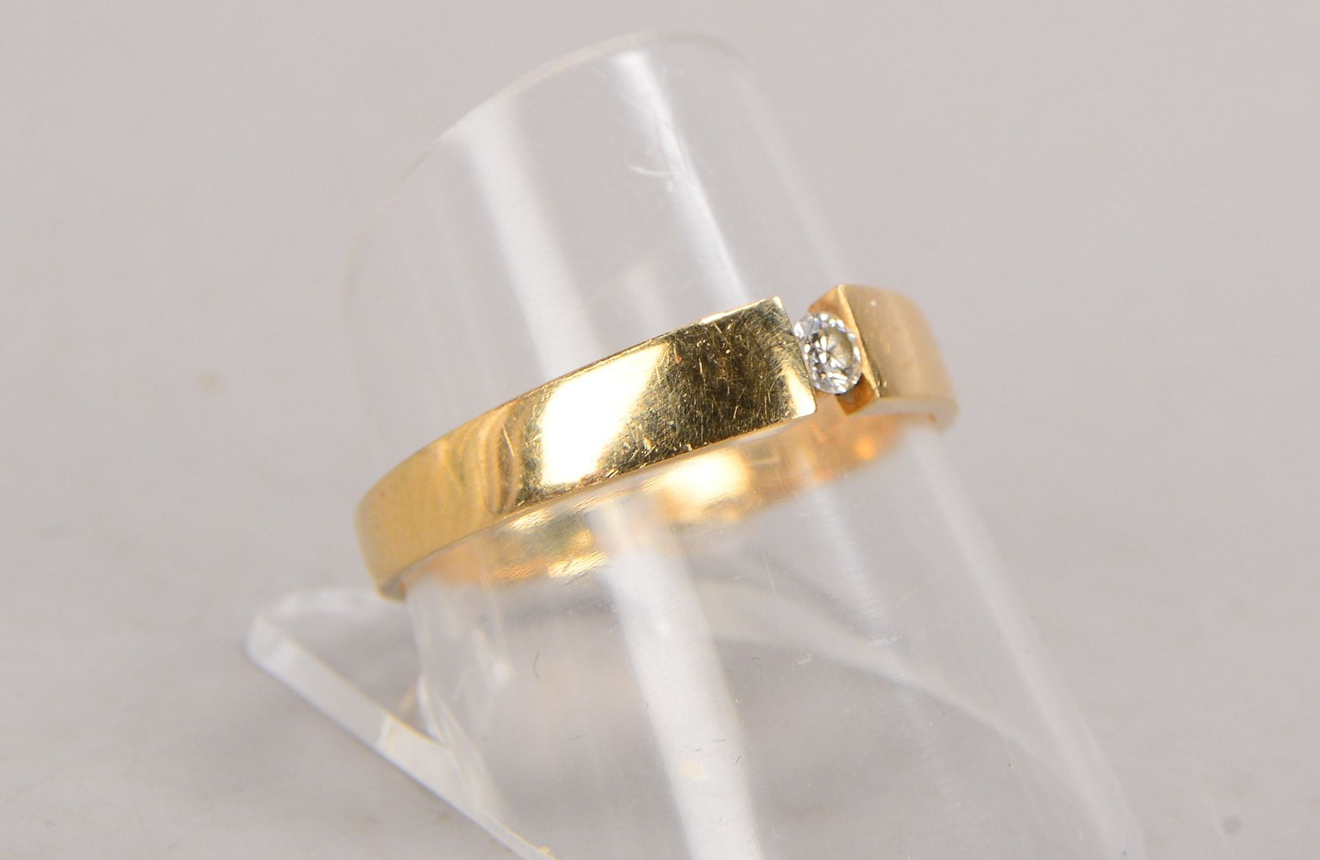 Ring, 585 GG (gestempelt), besetzt mit einzelnem kleinem Brillant von 0,08 ct, W-If; RG 59 - Image 2 of 2