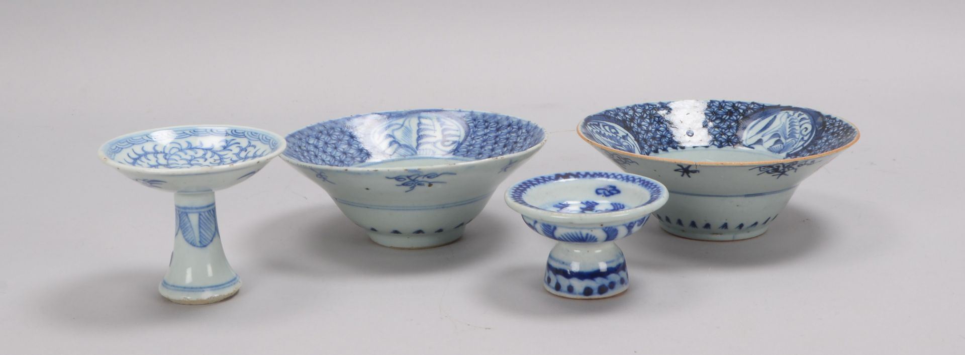 Tischporzellan-Konvolut (China), blaue Unterglasurmalerei, 4 Teile