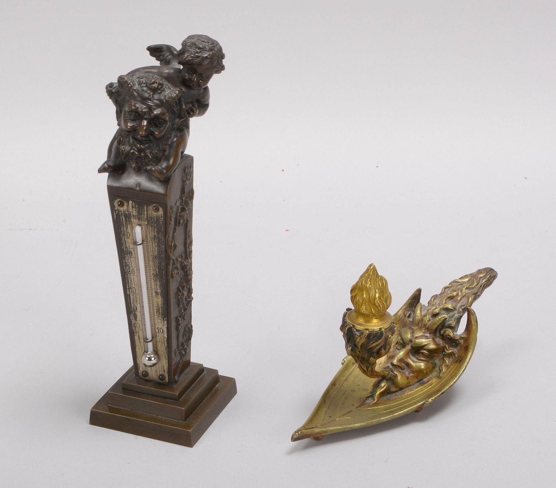 2 figürl. Bronze-Dekorationen: Thermometer und Kerzenleuchter - Bild 2 aus 2