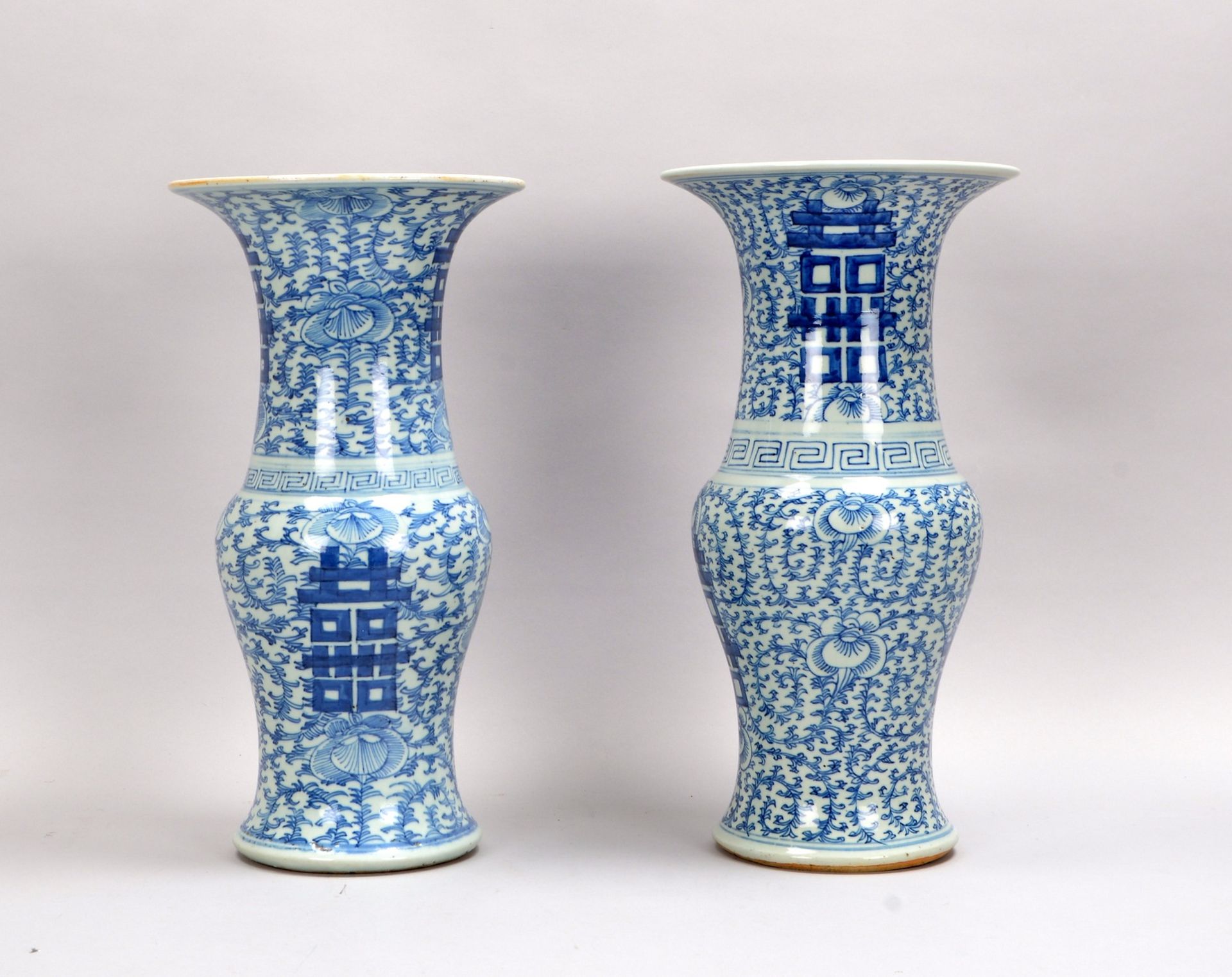Paar Porz.-Vasen (4-Zeichen-Marke), Unterglasurbemalung in Blau/Gl&uuml;ckssymbole