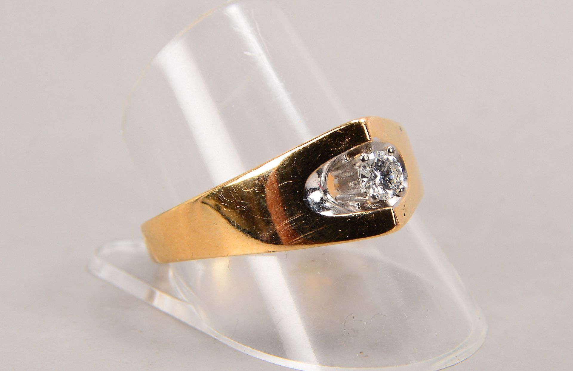 Ring, 750 GG (gestempelt), besetzt mit einzelnem kleinem Brillant von ca. 0,18 ct; RG 62 - Image 2 of 2