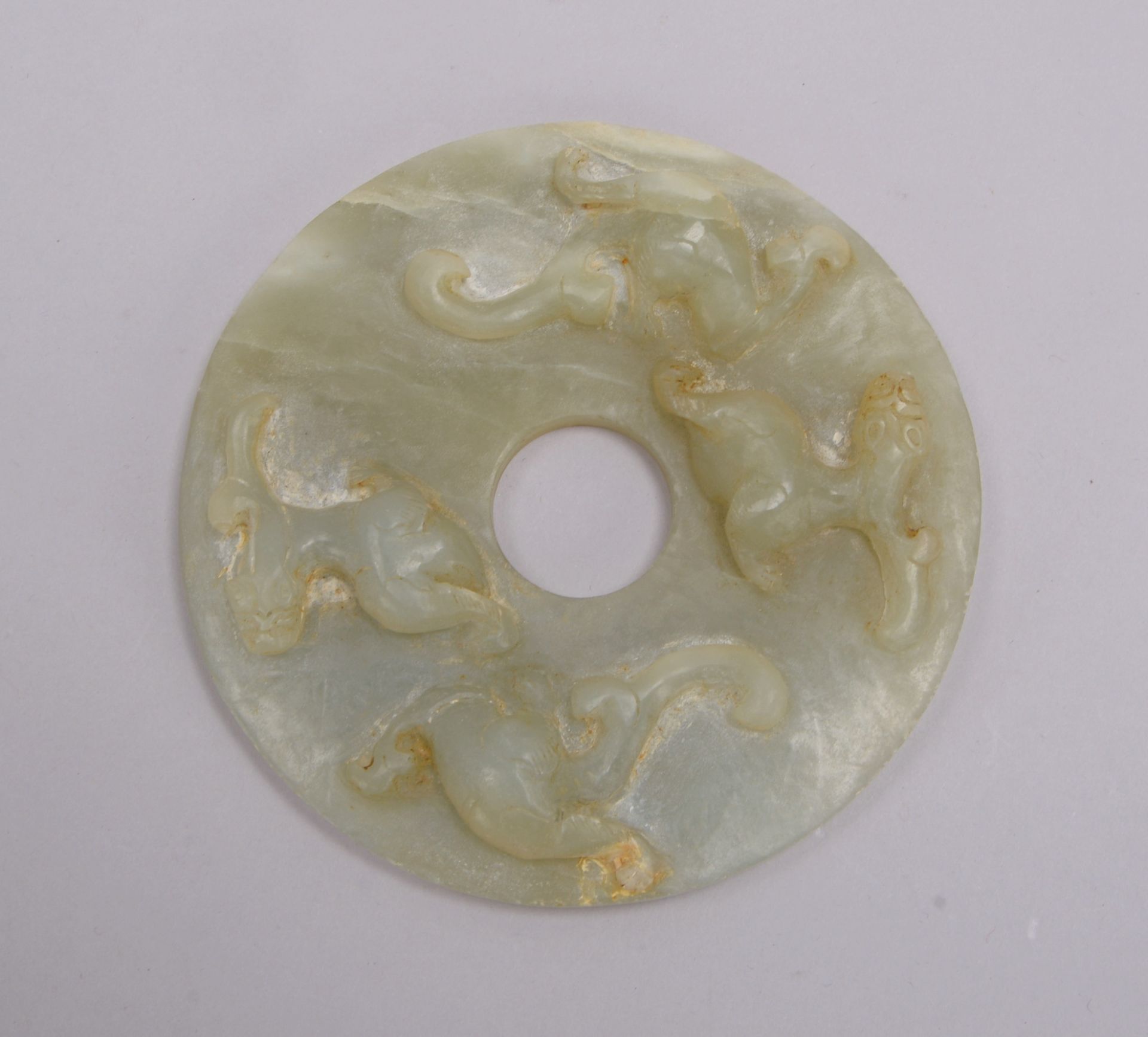 Jade-Scheibe (China), antik, mit fig&uuml;rl. Schnitzerei (&#039;Drachenmotiv&#039;); &Oslash; 11,3