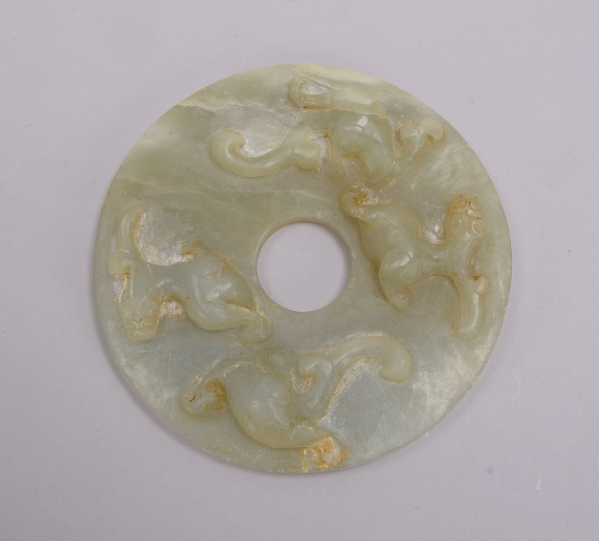 Jade-Scheibe (China), antik, mit figürl. Schnitzerei ('Drachenmotiv'); Ø 11,3 cm