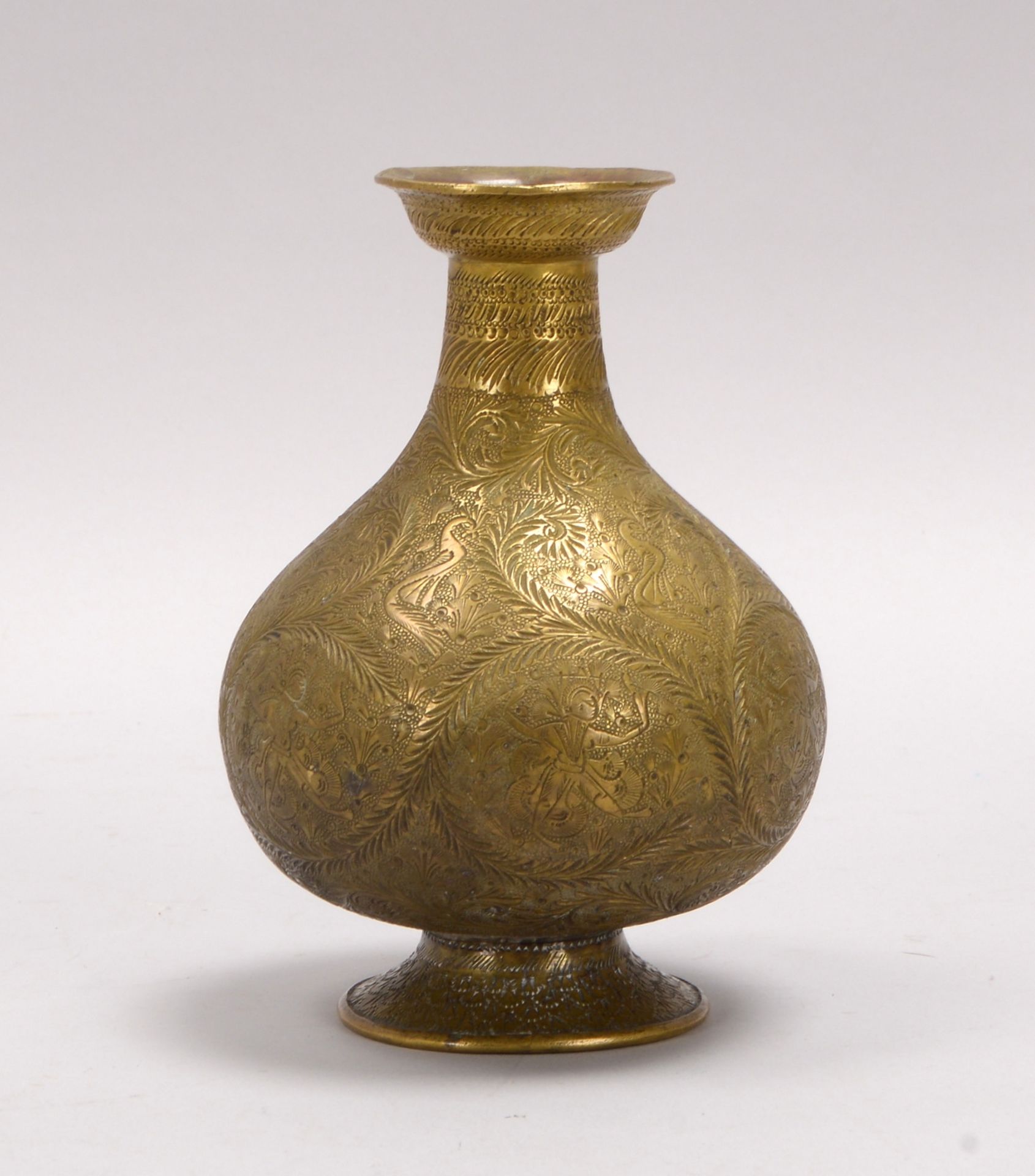 Bronzevase (Thailand/Burma-?), florale/fig&uuml;rl. Ziselierung; H&ouml;he 17,5 cm
