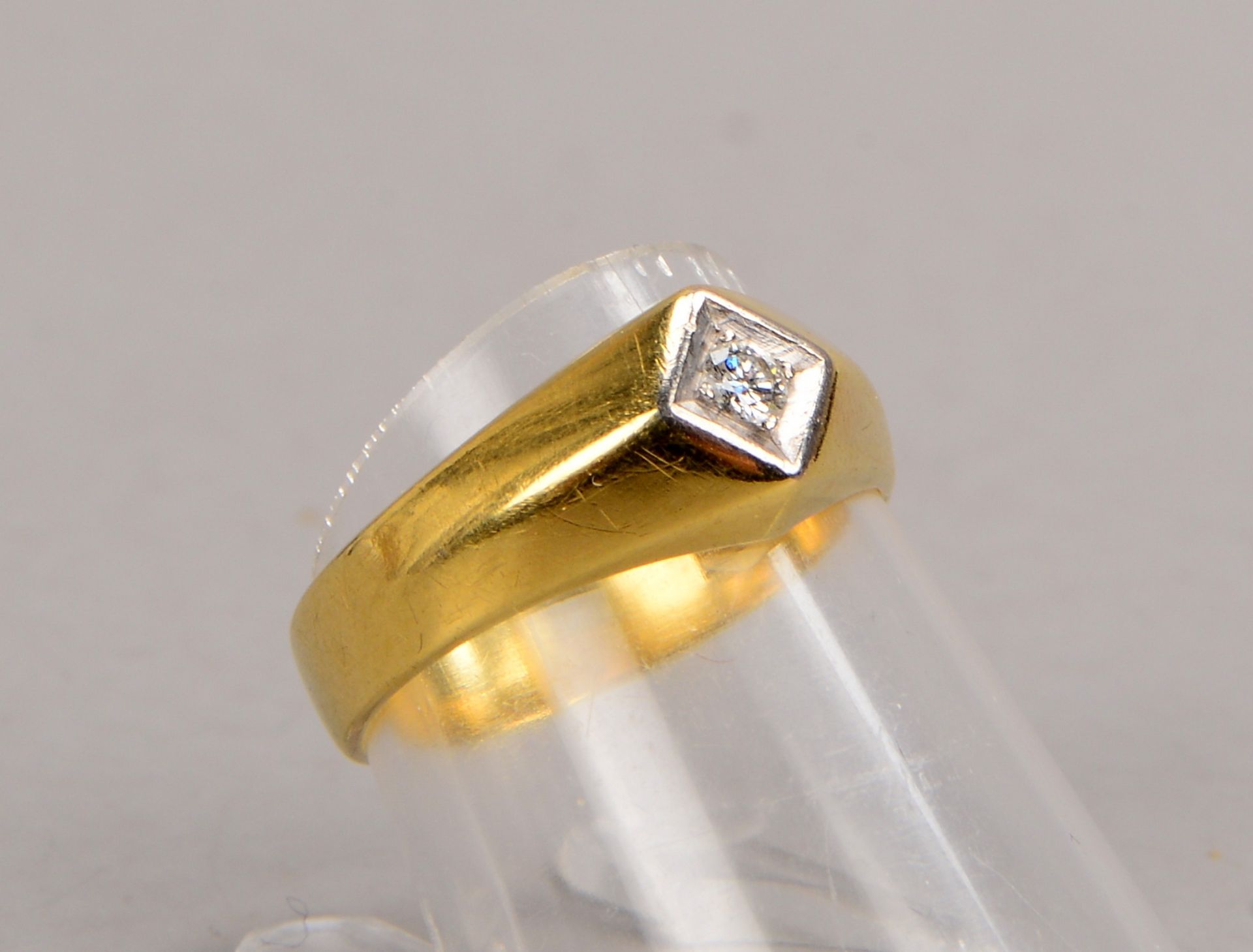 Ring, 585 GG/WG (gest.), mit kl. Brillanten/zus. 0,07 ct; RG 54