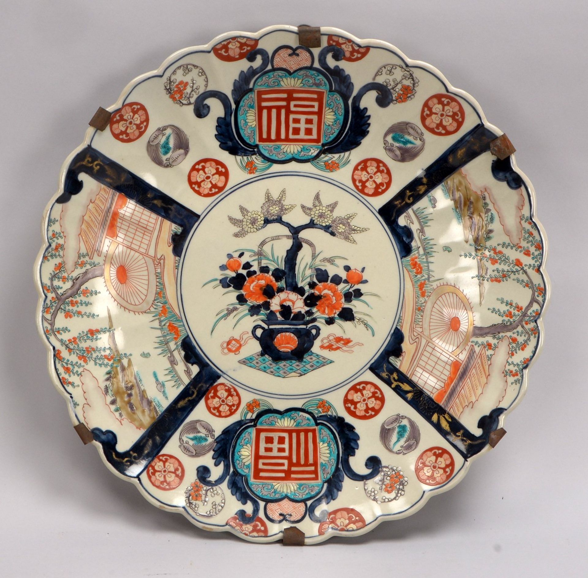 Gr. Imari-Porzellanteller (wohl China), gewellter Rand, landestyp. Dekor in Rot-Blau