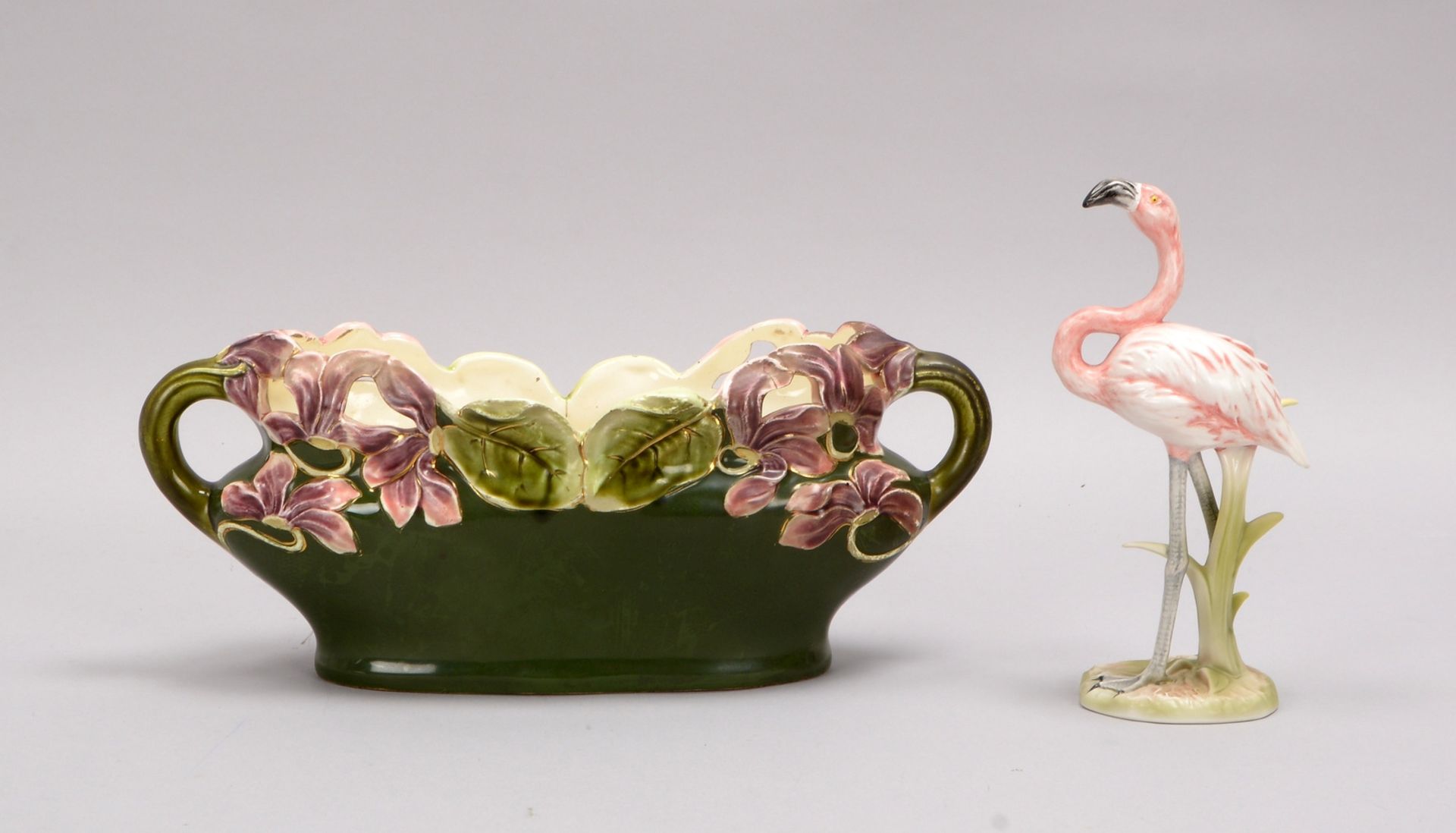 2 dekorative Teile: Porzellanfigur, 'Flamingo', und Jardinière (Jugendstil)