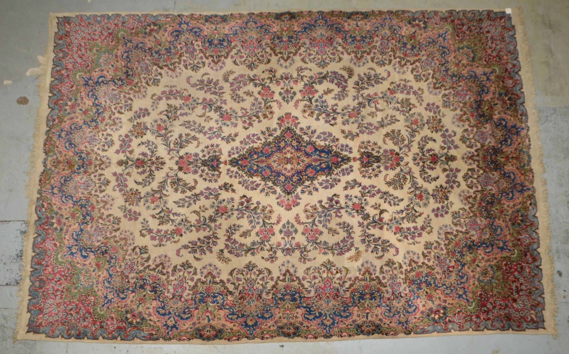 Kirman, feine Kn&uuml;pfung, hellgrundig; Ma&szlig;e 450 x 301 cm (Gebrauchsspuren)