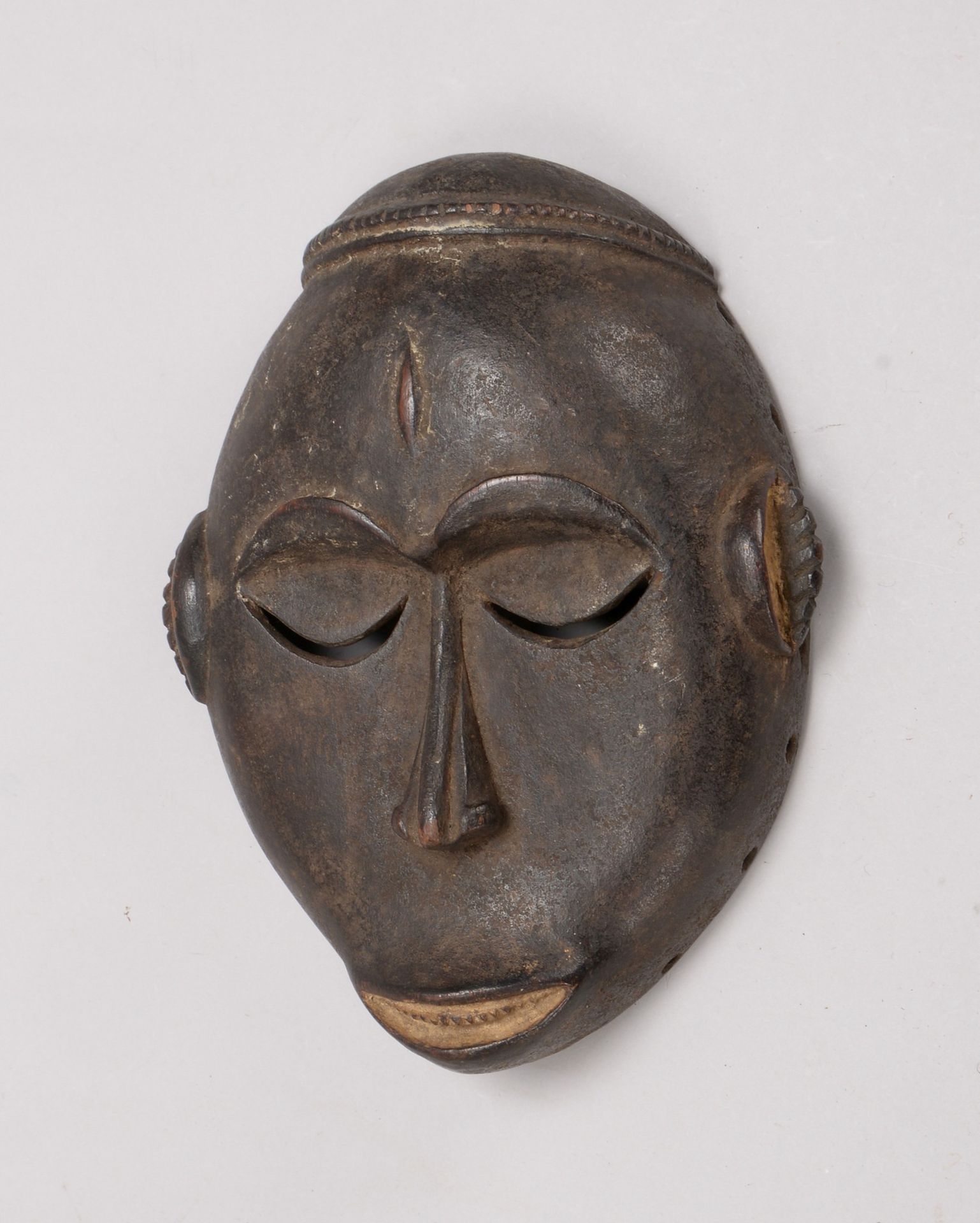 Ritualmaske (Benin), stilisierter &#039;Kopf&#039;, teils wei&szlig; gefasst; H&ouml;he 23 cm