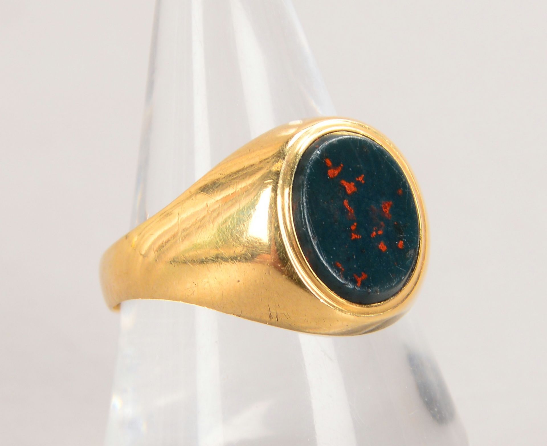 Ring, 585 GG (gepr.), mit Blutjaspis-Platte, Ringschiene gek&uuml;rzt; Gew. 2,20 g