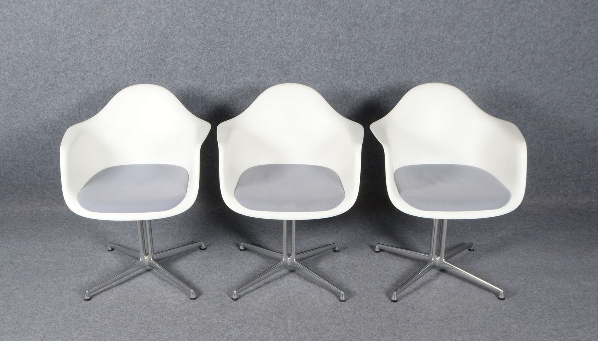 Vitra Eames, 3x &#039;Plastic Armchairs&#039;, Kunststoff/grauer Stoffbezug, verchr. Fu&szlig;