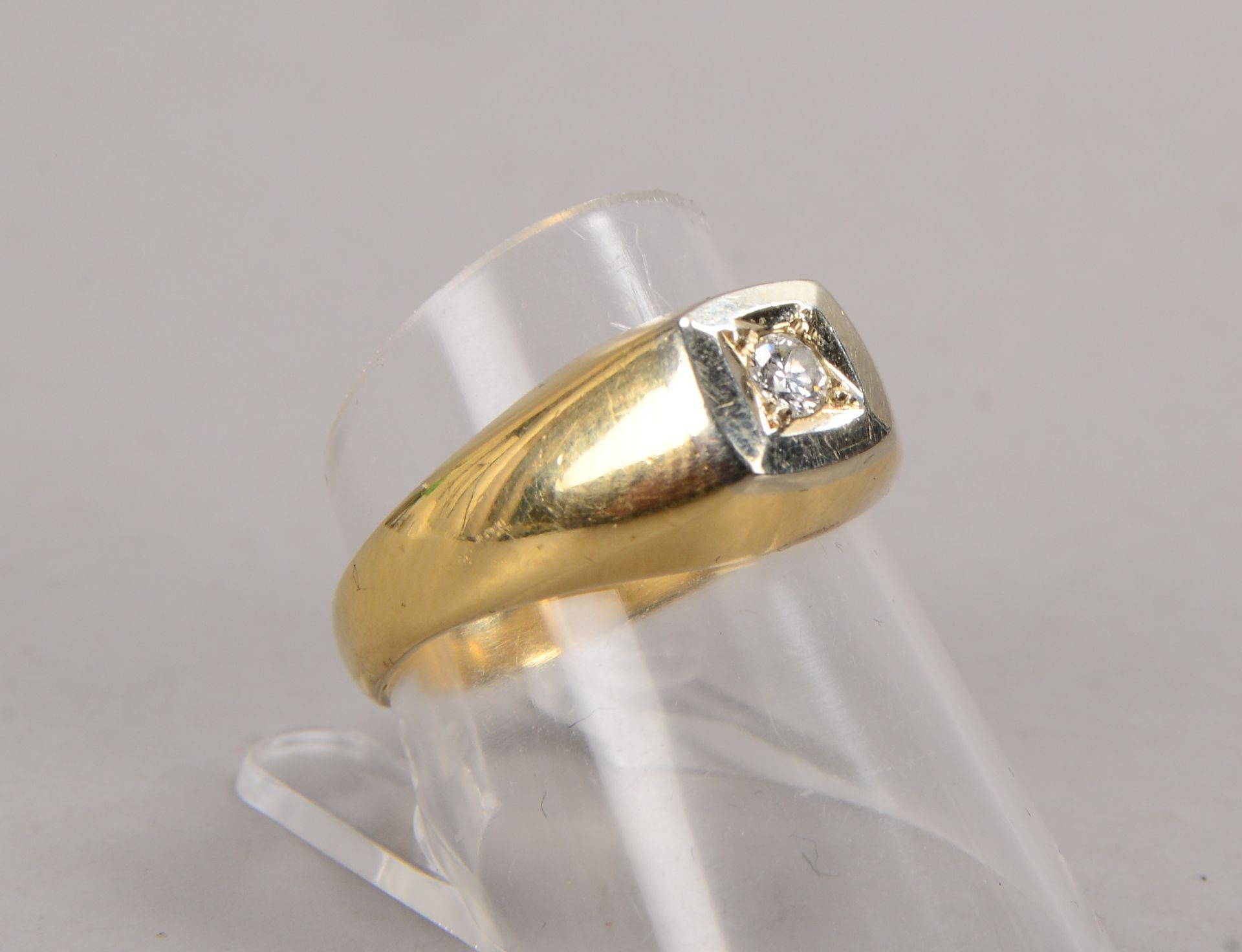Ring, 585 GG (gestempelt), besetzt mit einzelnem kleinem Brillant von ca. 0,10 ct; RG 57 - Image 2 of 2