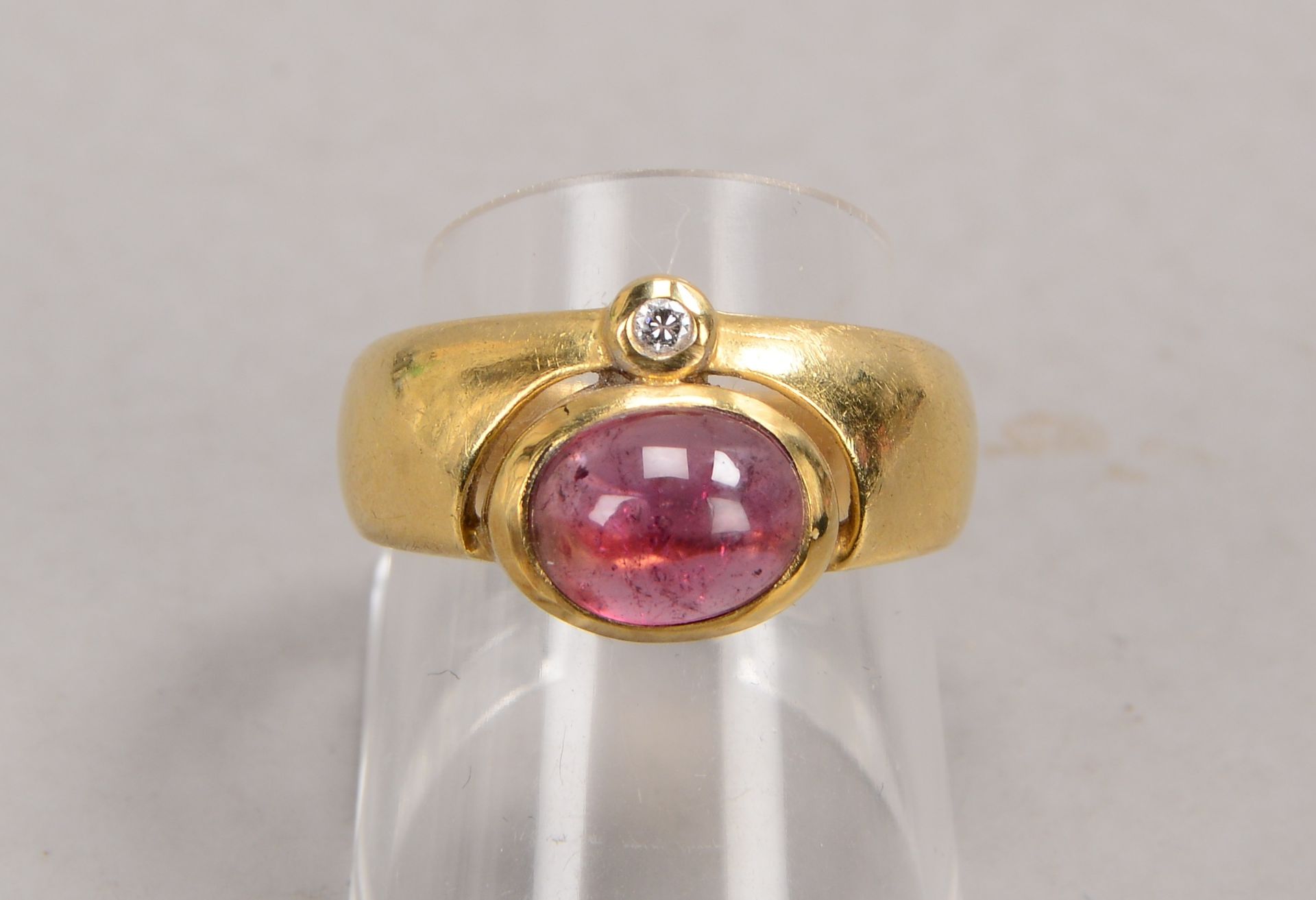 Ring, 585 GG (gestempelt), besetzt mit einzelnem Turmalin, Farbe Rosa, sowie mit kleinem Diamant - Image 2 of 2