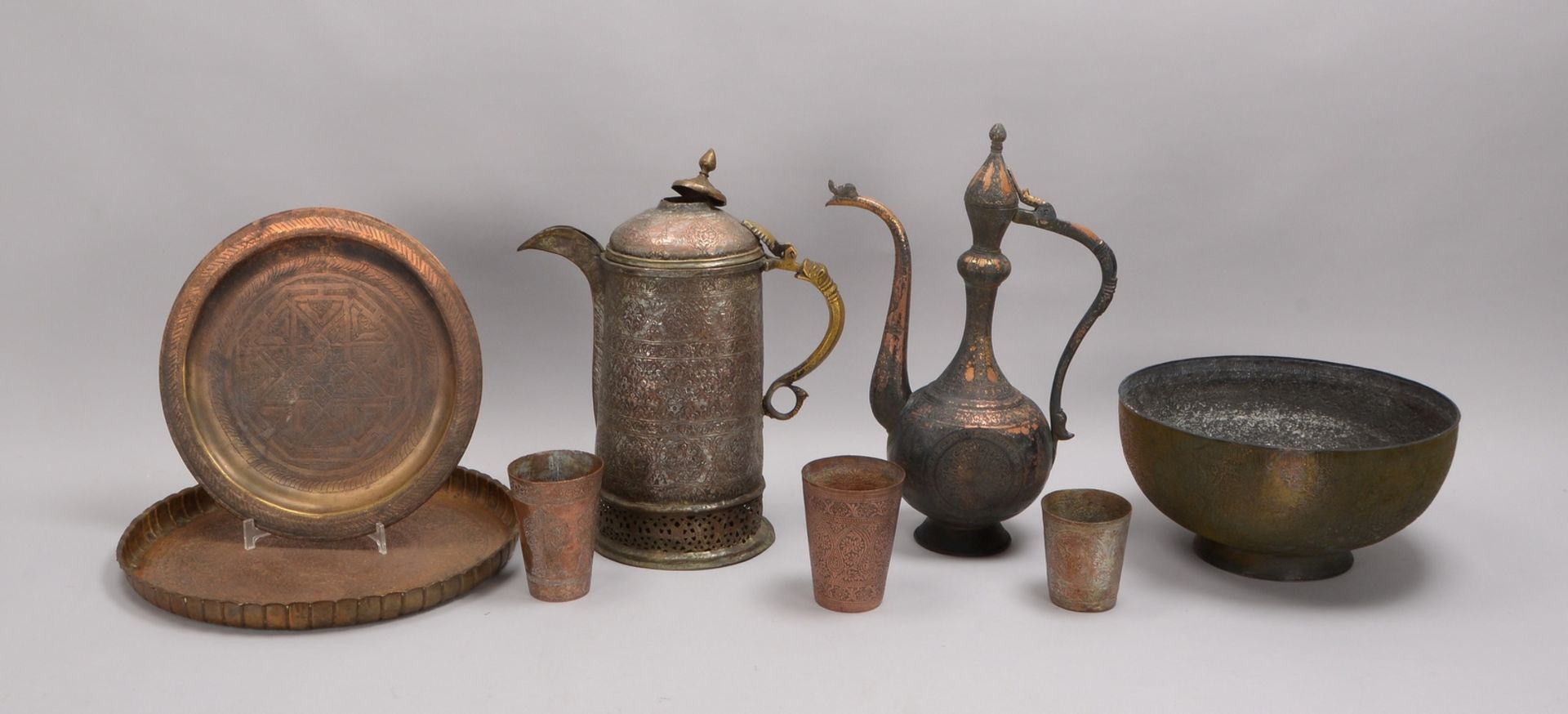 Servierteile-Konvolut (Persien/Türkei), Kupfer, mit ornamentaler Gravur, 8 Teile