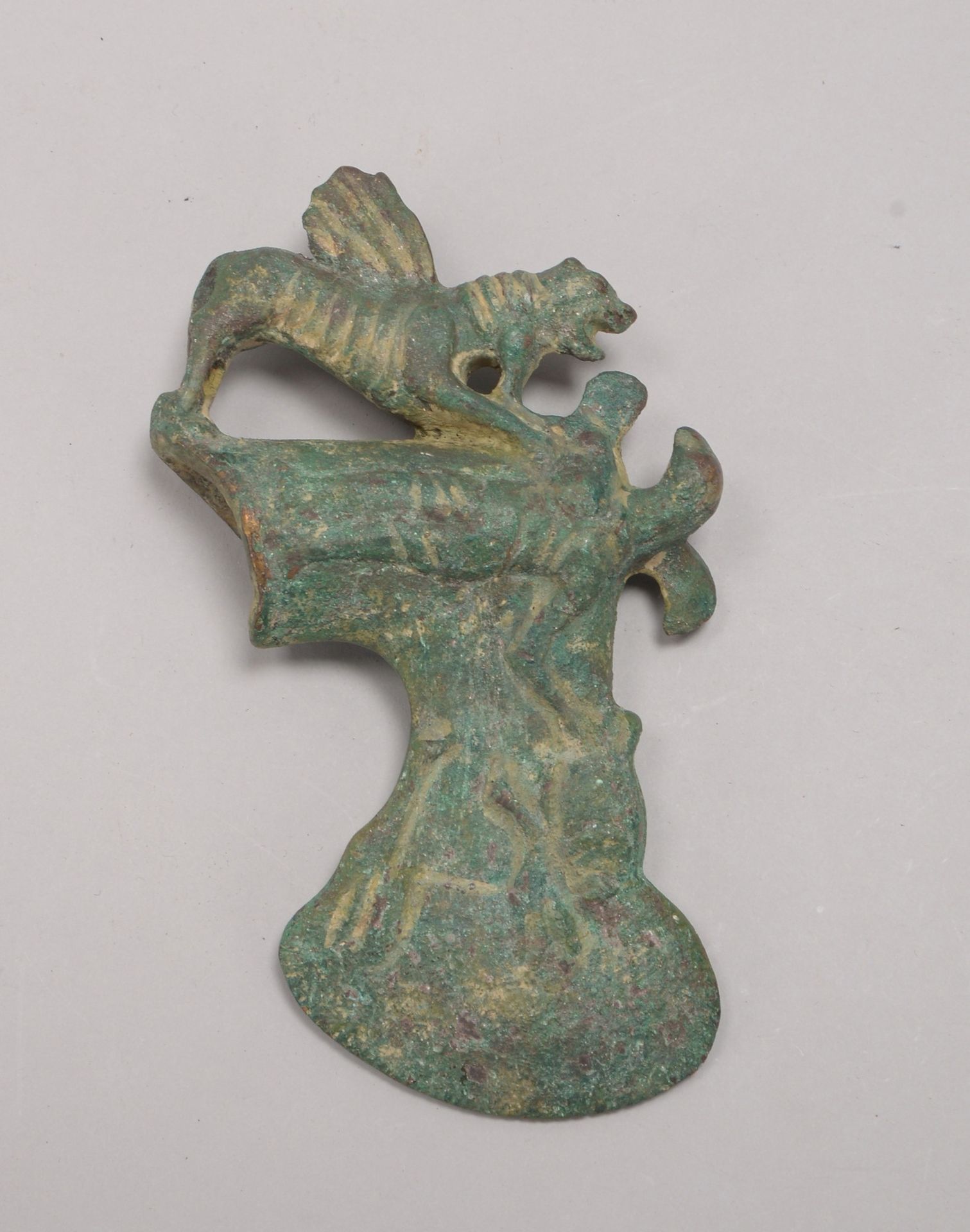 Antike Beilschneide, Bronze mit gr&uuml;ner Patina, mit fig&uuml;rl. Reliefdarstellungen