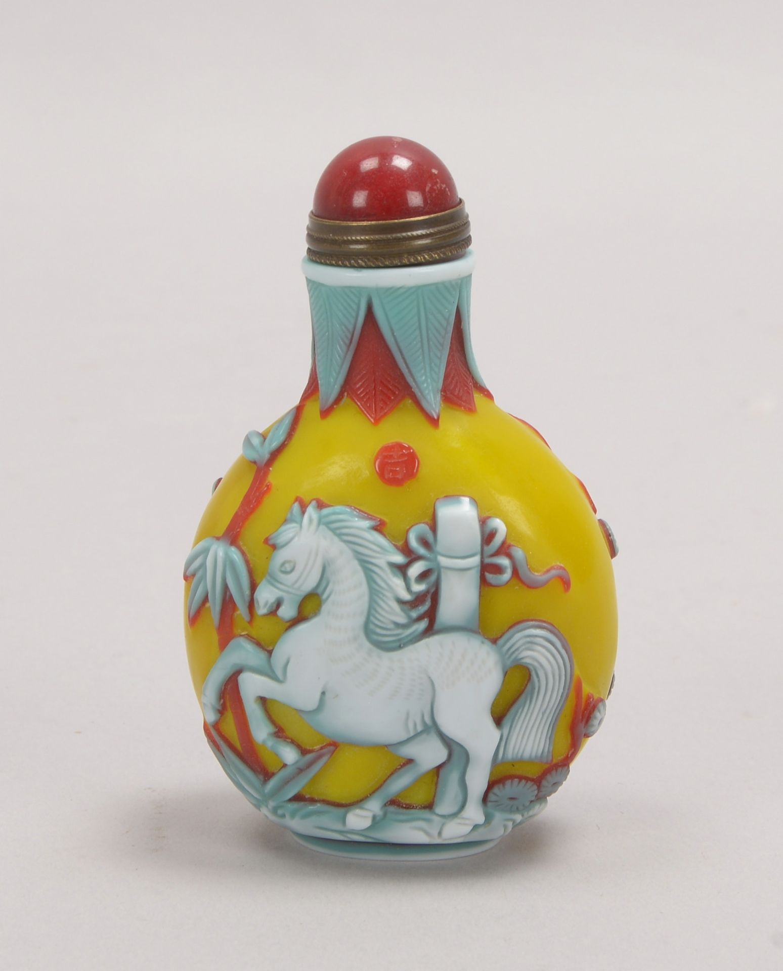 Snuffbottle, 4-farb. Pekingglas, mit geschnittenem fig&uuml;rl. Dekor (&#039;Pferde&#039;) - Image 2 of 2