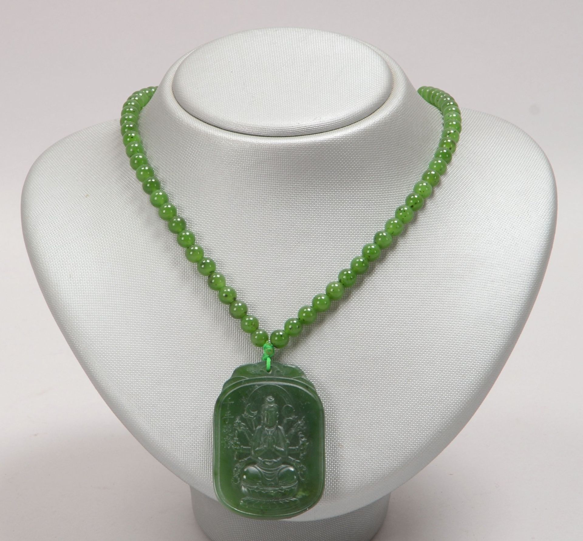 Halskette mit Anhänger, Nephritjade; Länge Kette 64 cm, Anhänger 5 x 3,5 cm