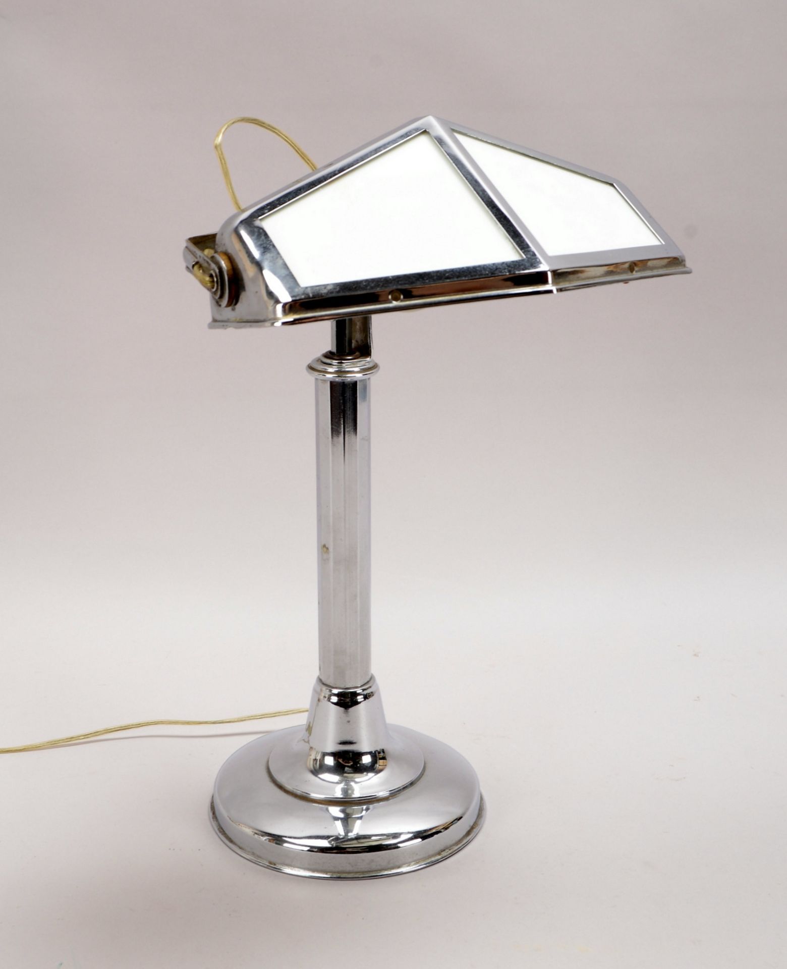 Tischlampe, 1-fl., mit Chromgestell, verstellbar - funktionst&uuml;chtig; H&ouml;he bis 55 cm