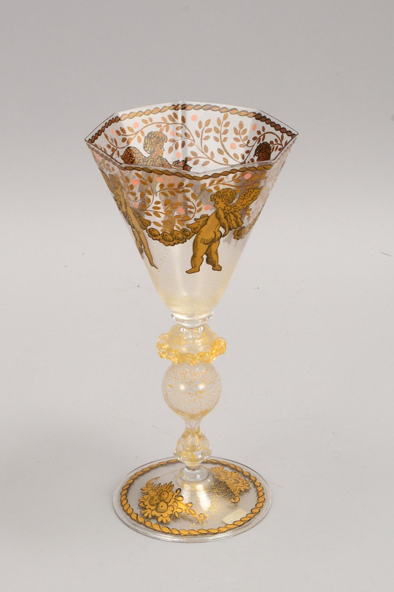 Gabbiani/Murano, gr. Pokalglas, Goldfl., 8-eckige Kuppa mit feinen Engelsmotiven/goldstaff.