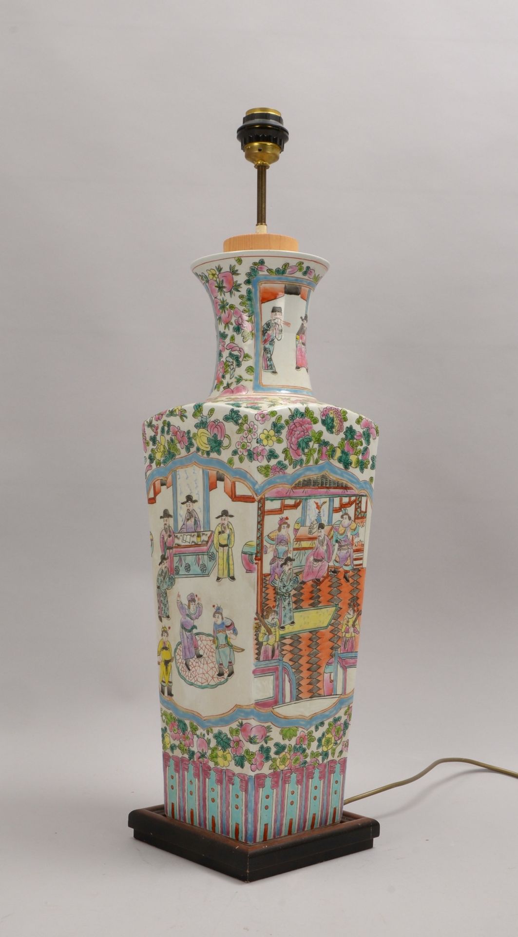 Porzellanvase (China), Vierkantkorpus, polychrome Bemalung, als Lampenfuß