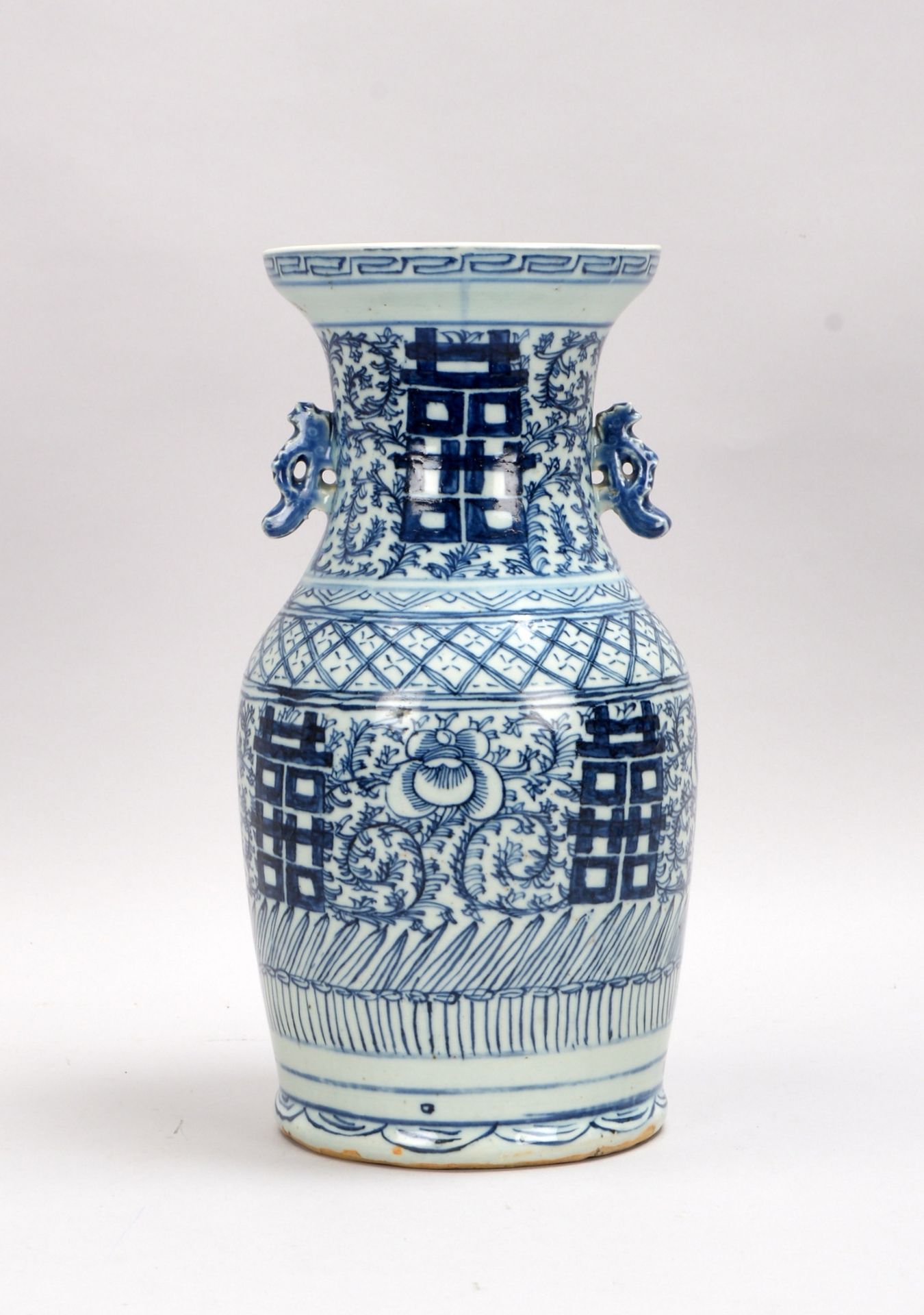 Porz.-Vase, Unterglasurbemalung in Blau/Glückssymbole, 2x Handhaben