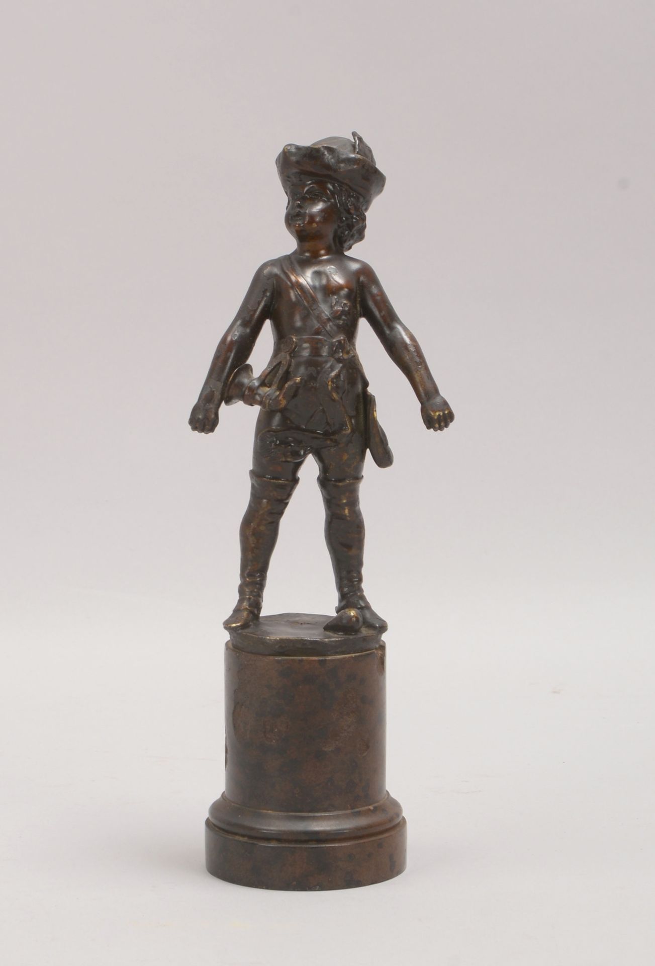 Bronzefigur, &#039;Knabe mit M&uuml;tze, Tasche und Horn&#039;, runder brauner Marmorsockel