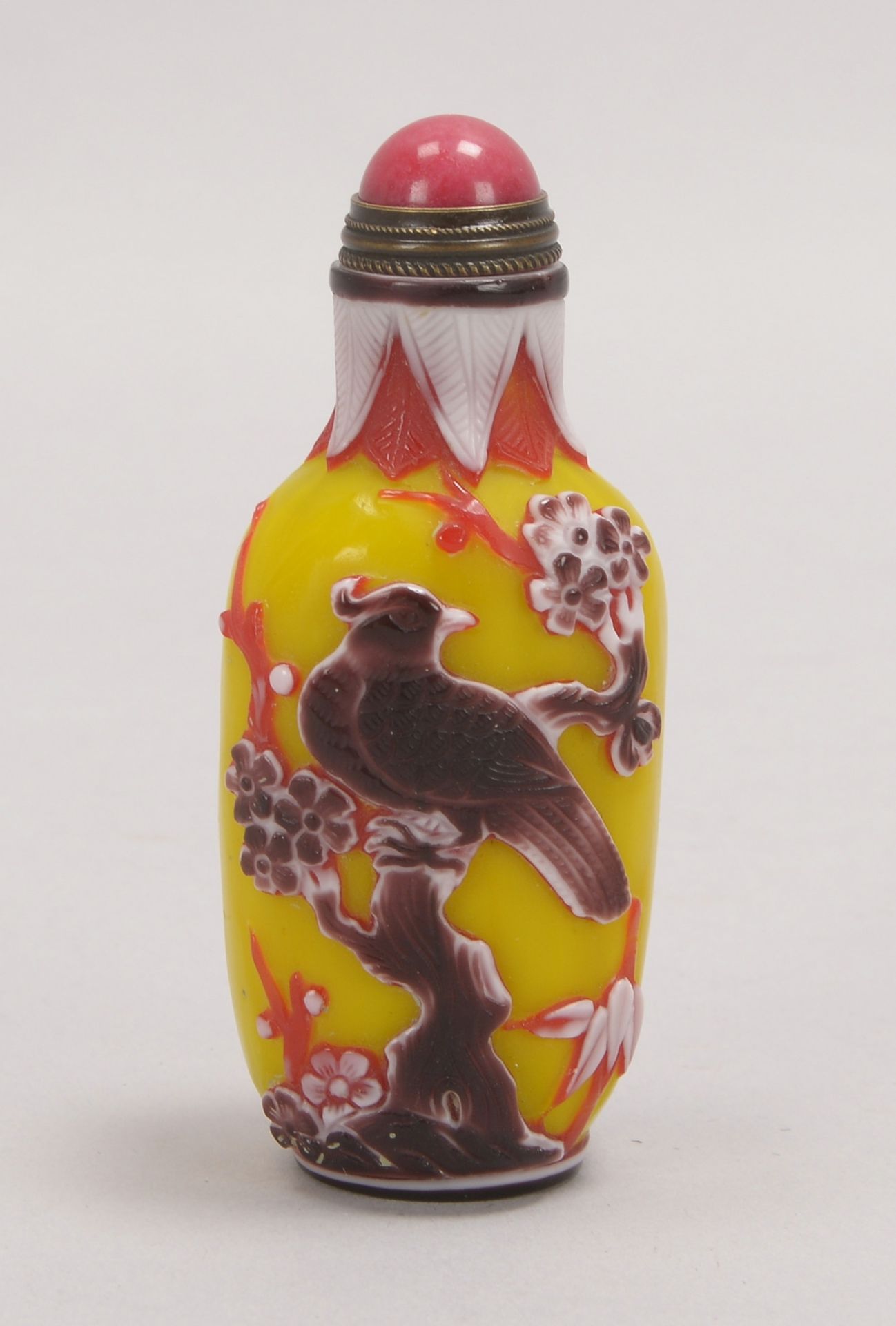 Snuffbottle, 4-farb. Pekingglas, mit geschnittenem floralem/figürl. Dekor, signiert - Bild 2 aus 2