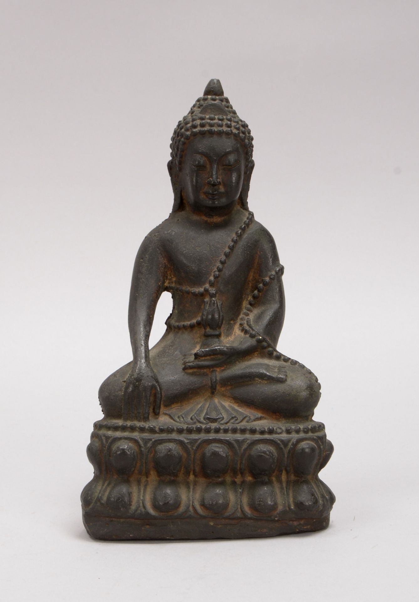 Bronzeskulptur (China), 'Sitzender Buddha', mit dkl. Patina, auf Lotussockel