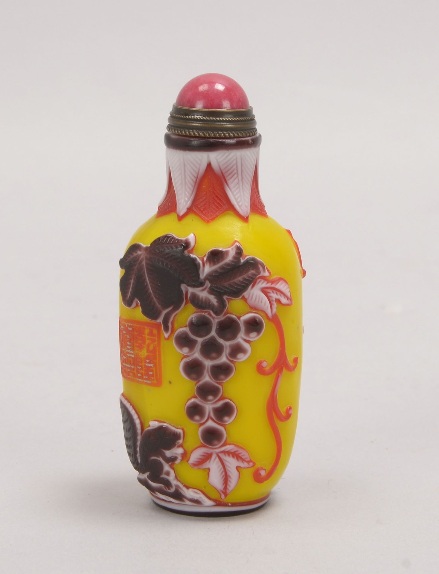 Snuffbottle, 4-farb. Pekingglas, mit geschnittenem floralem/figürl. Dekor, signiert