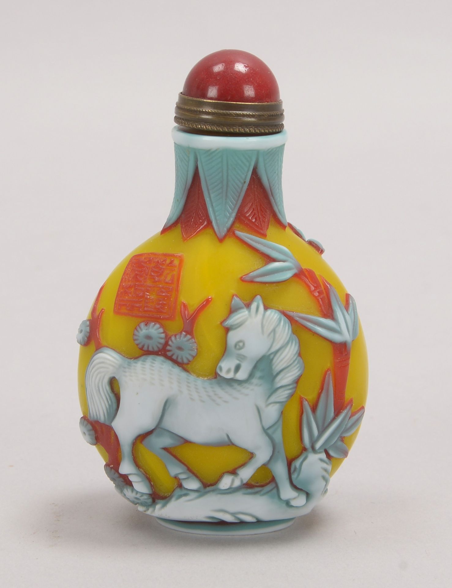 Snuffbottle, 4-farb. Pekingglas, mit geschnittenem figürl. Dekor ('Pferde')