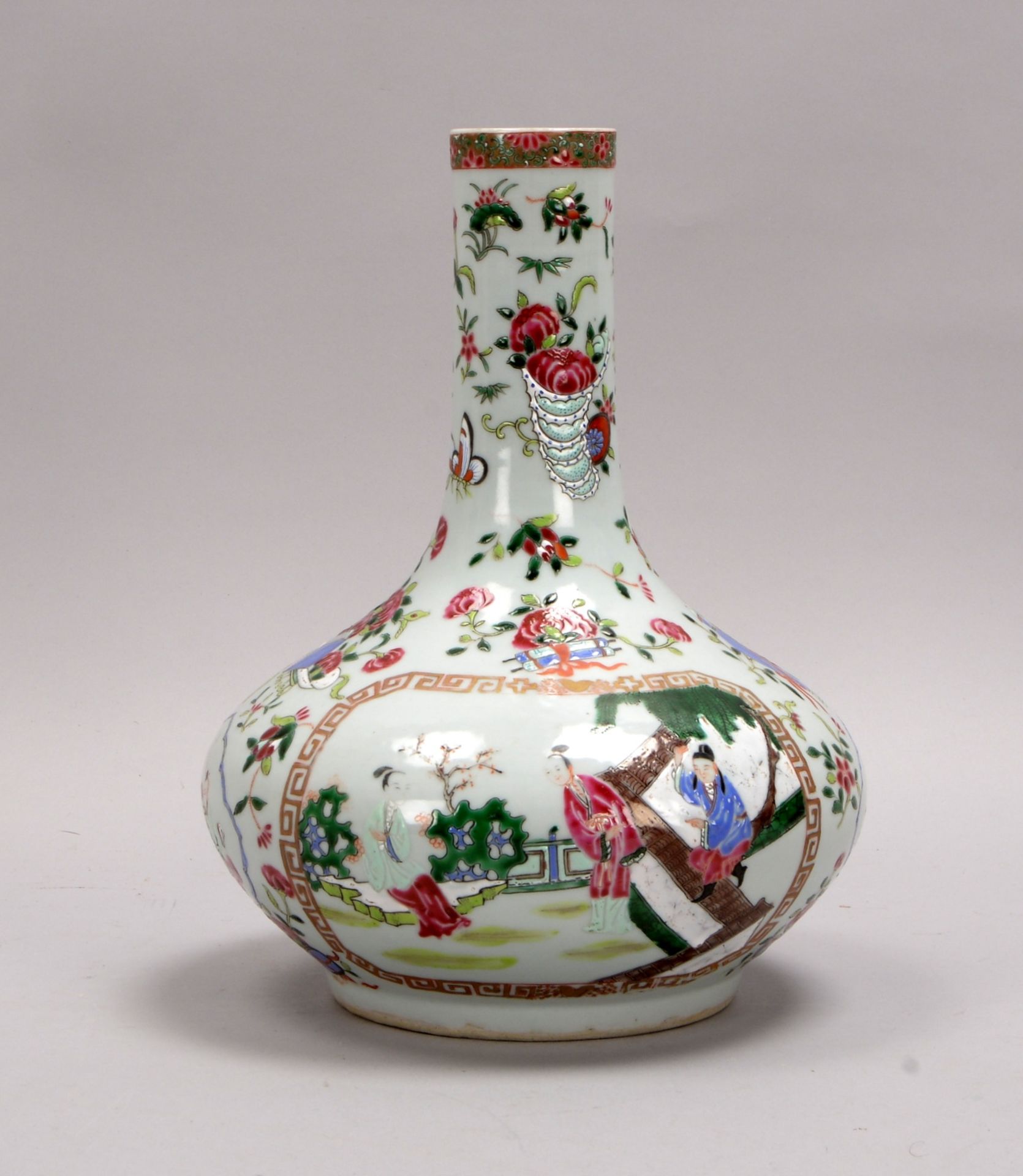 Kanton-Porzellanvase, 2x Reserven mit Malereien (&#039;H&ouml;f. Szenen&#039;), Blumendekor