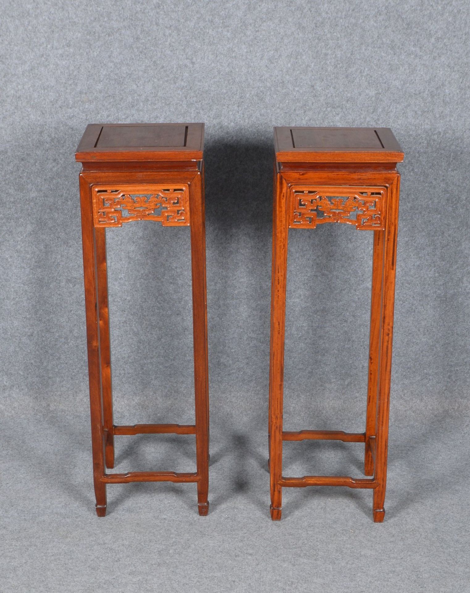 Paar Beistelltische (China), Mahagoni, quadrat. Zarge, auf hohen schlanken Beine